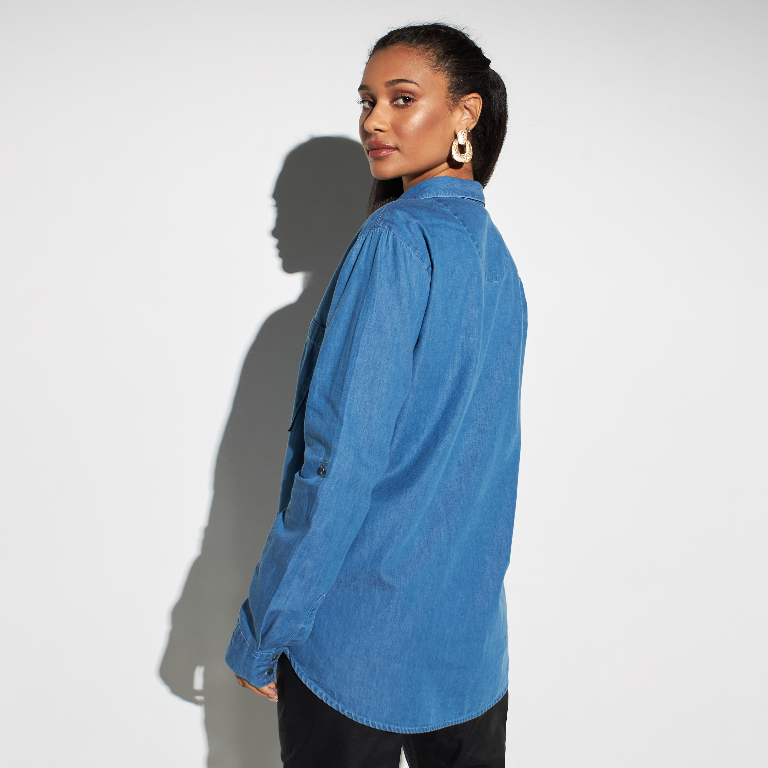 قميص سادة بجيب وأكمام مثنية للأعلى من لي كوبر-women-clothing-shirtsandblouses-shirts-image-4