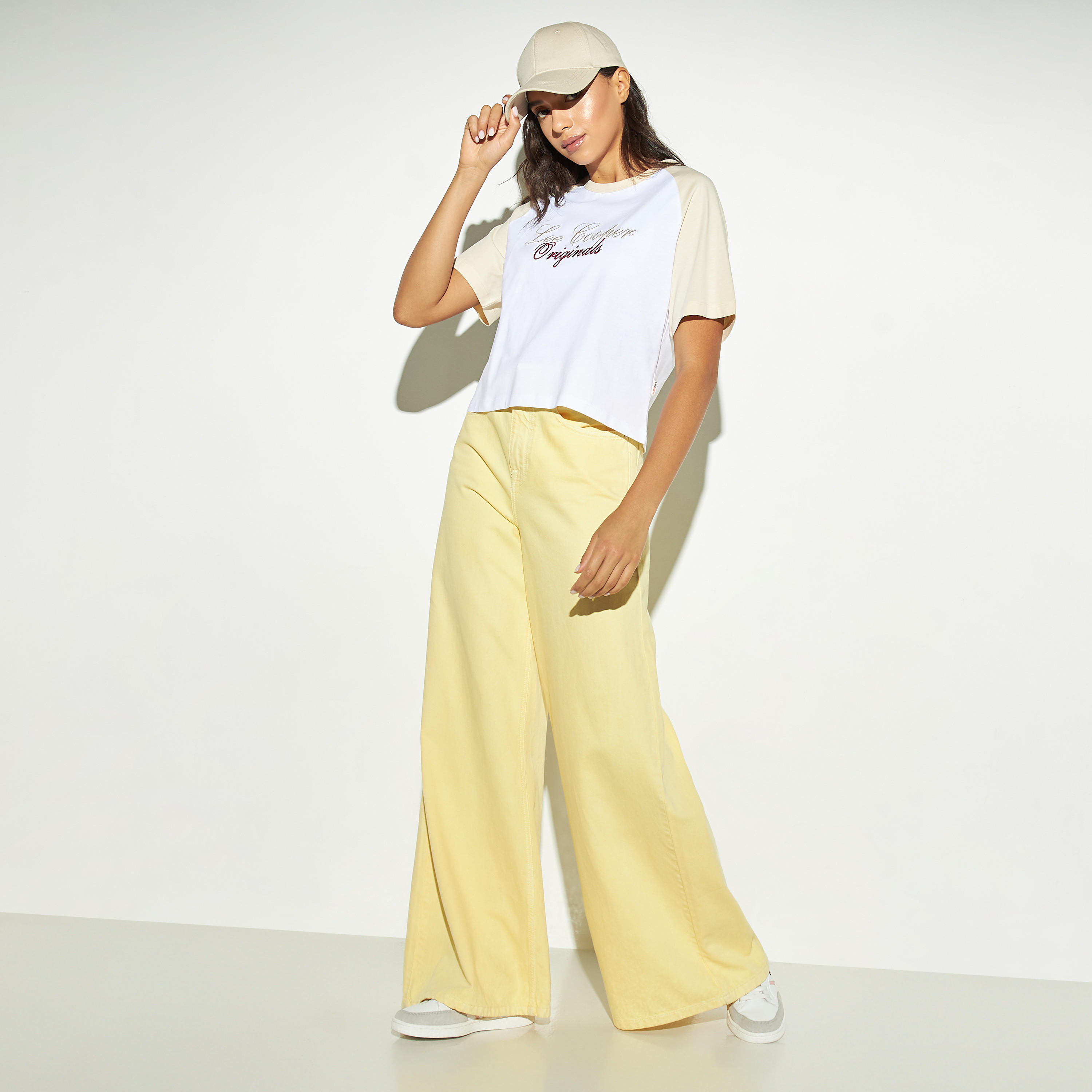تيشيرت بياقة ضيقة وأكمام مغايرة تطريز شعار من لي كوبر-women-clothing-tshirts-image-2