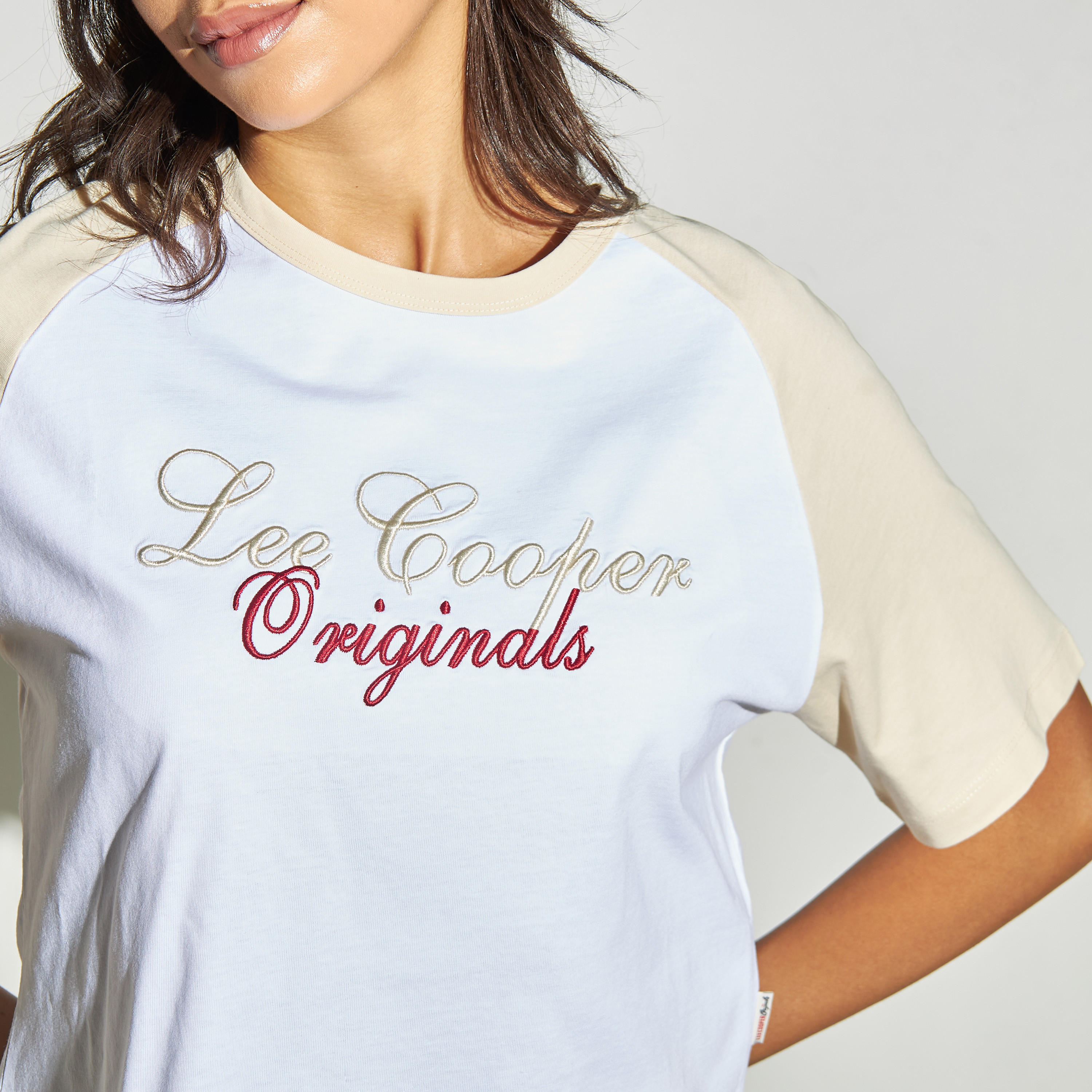 تيشيرت بياقة ضيقة وأكمام مغايرة تطريز شعار من لي كوبر-women-clothing-tshirts-image-4