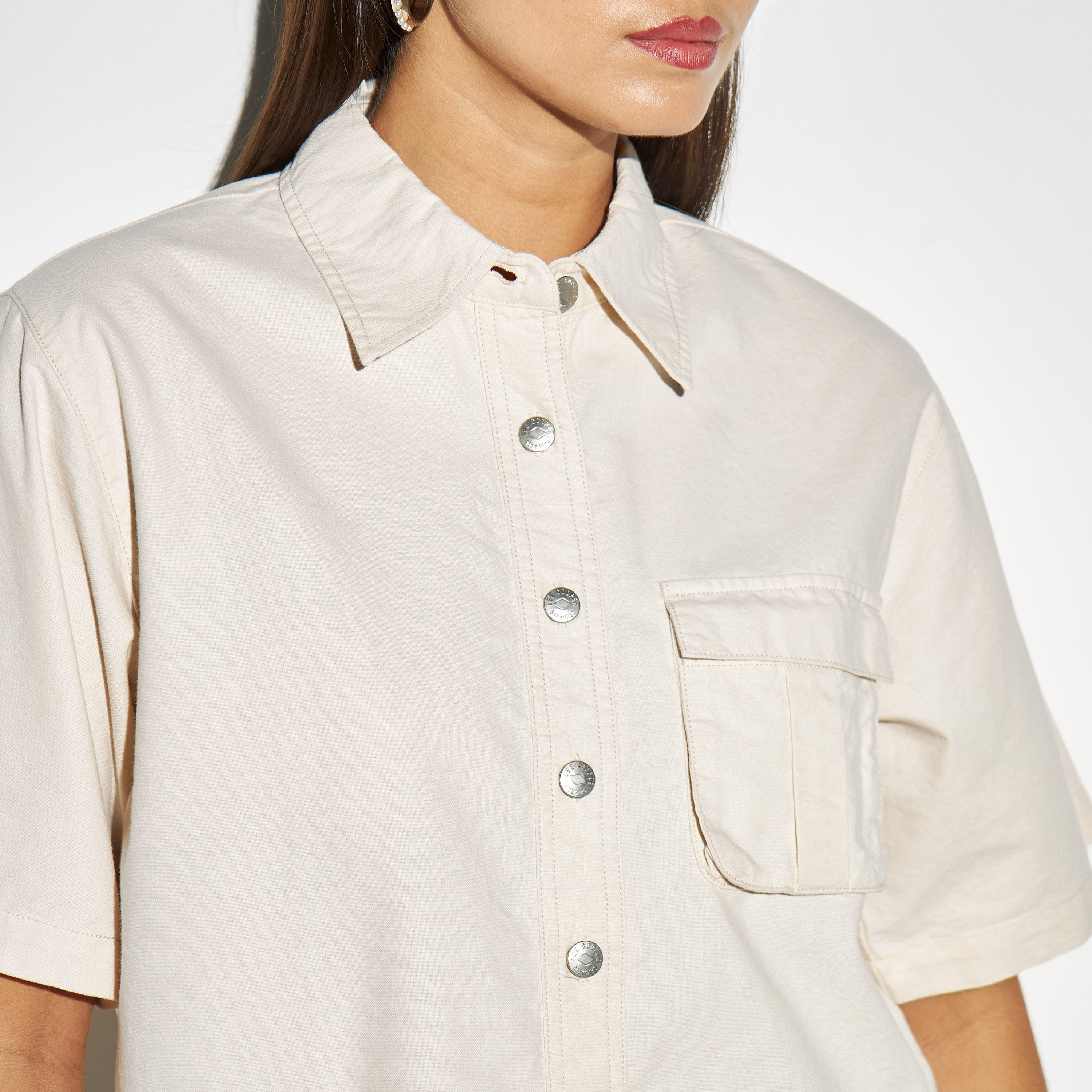 قميص قصير بوكسي سادة بجيب من لي كوبر-women-clothing-shirtsandblouses-shirts-image-4