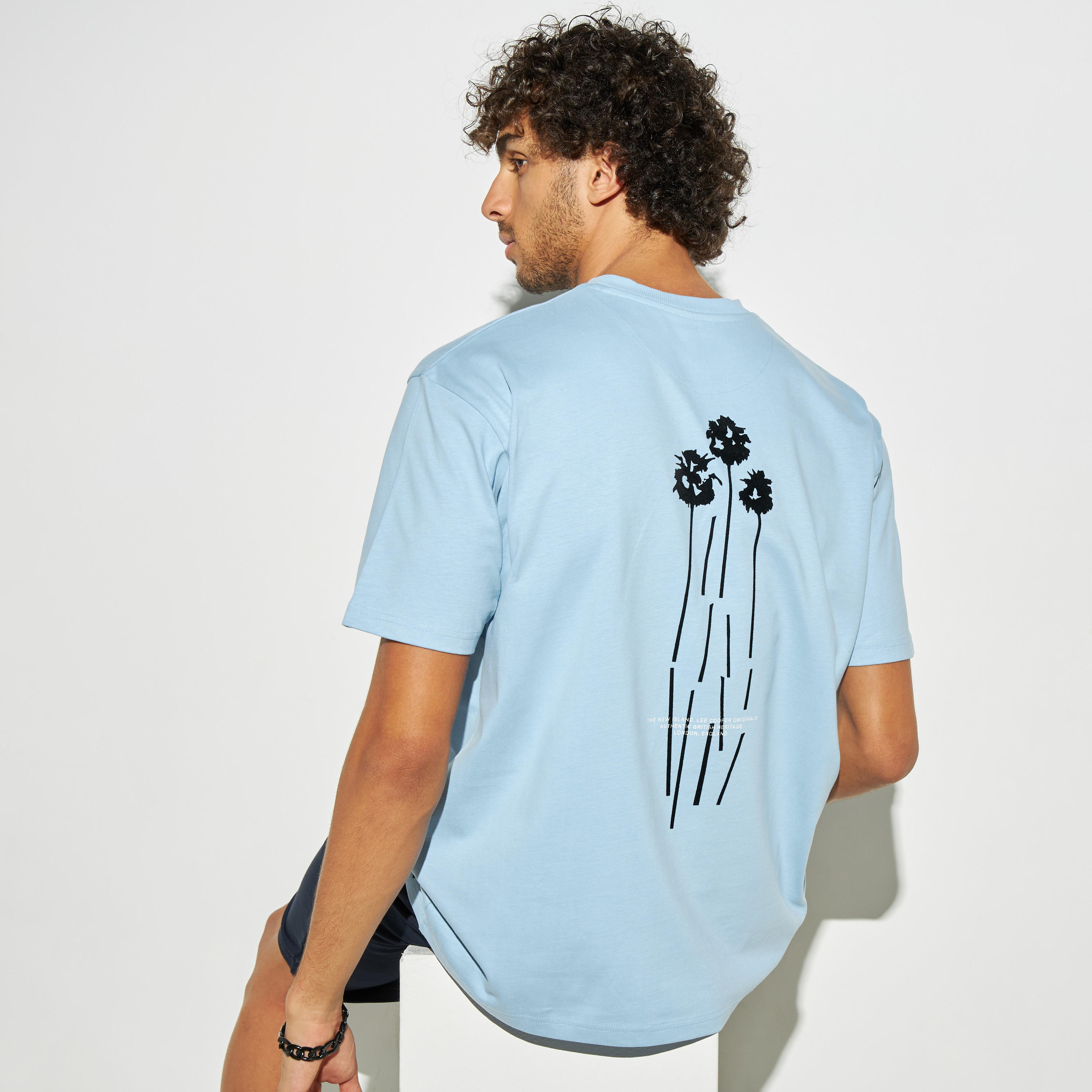 تيشيرت بياقة ضيّقة وأكمام قصيرة وطبعات من لي كوبر-men-clothing-tshirtsandpolos-tshirts-image-4