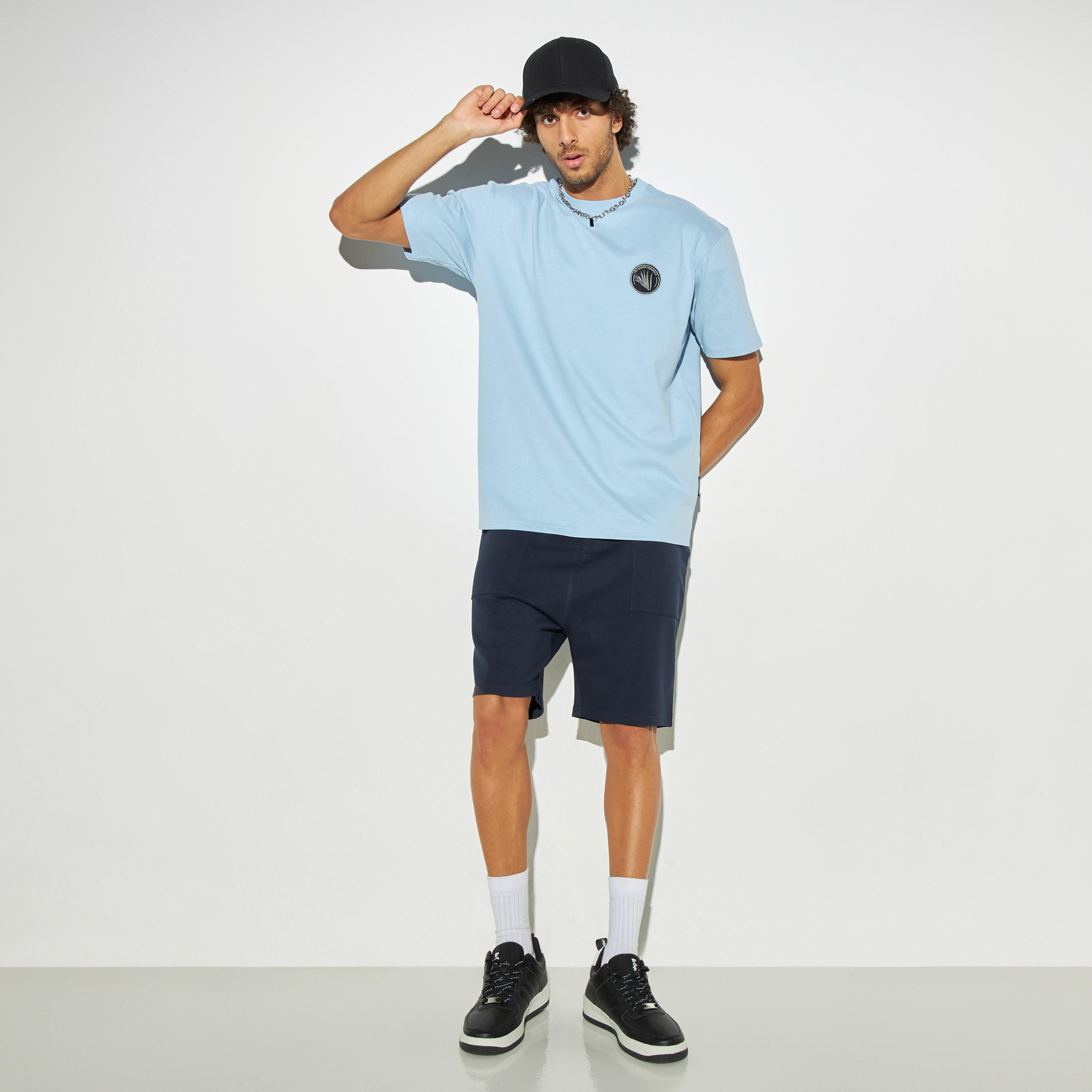 تيشيرت بياقة ضيّقة وأكمام قصيرة وطبعات من لي كوبر-men-clothing-tshirtsandpolos-tshirts-image-3