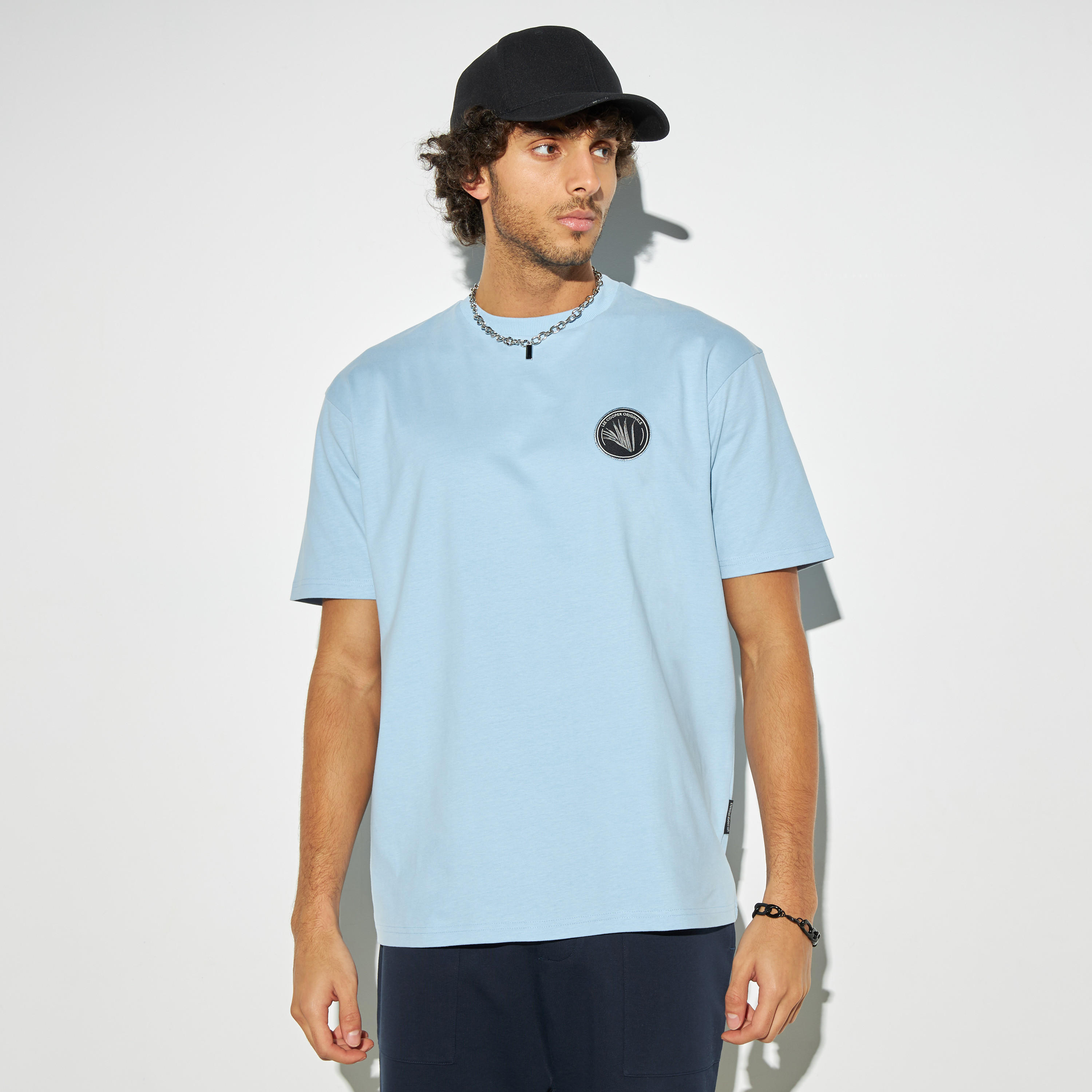 تيشيرت بياقة ضيّقة وأكمام قصيرة وطبعات من لي كوبر-men-clothing-tshirtsandpolos-tshirts-image-2