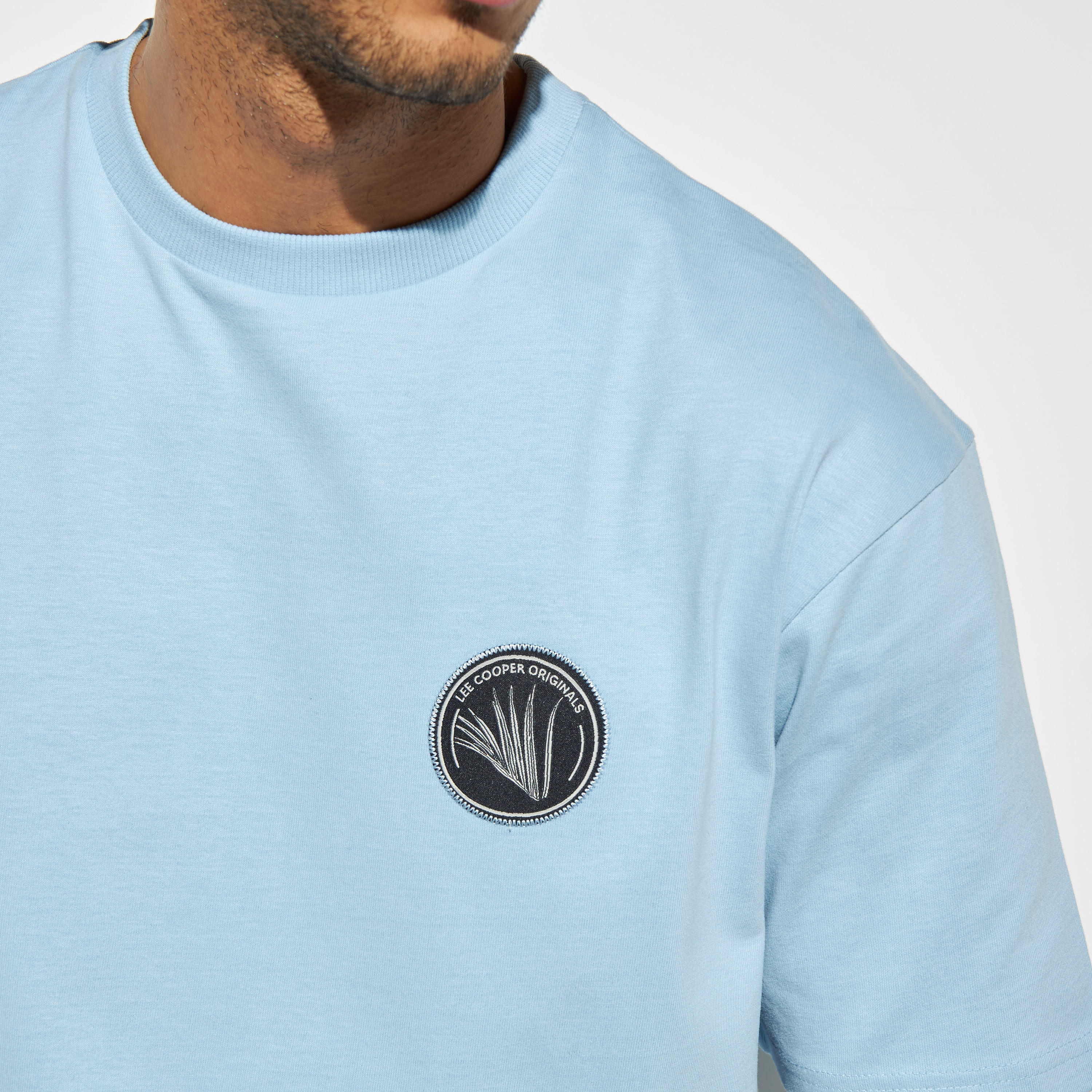 تيشيرت بياقة ضيّقة وأكمام قصيرة وطبعات من لي كوبر-men-clothing-tshirtsandpolos-tshirts-image-1