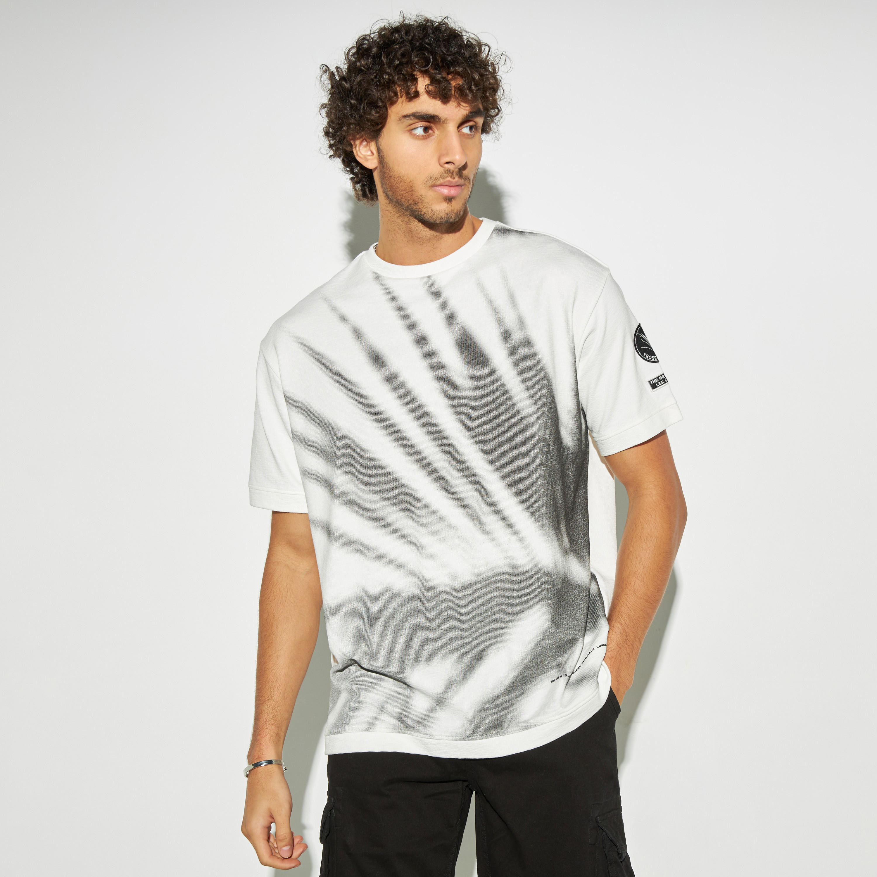 تيشيرت بياقة ضيقة وأكمام قصيرة وطبعات من لي كوبر-men-clothing-tshirtsandpolos-tshirts-image-1