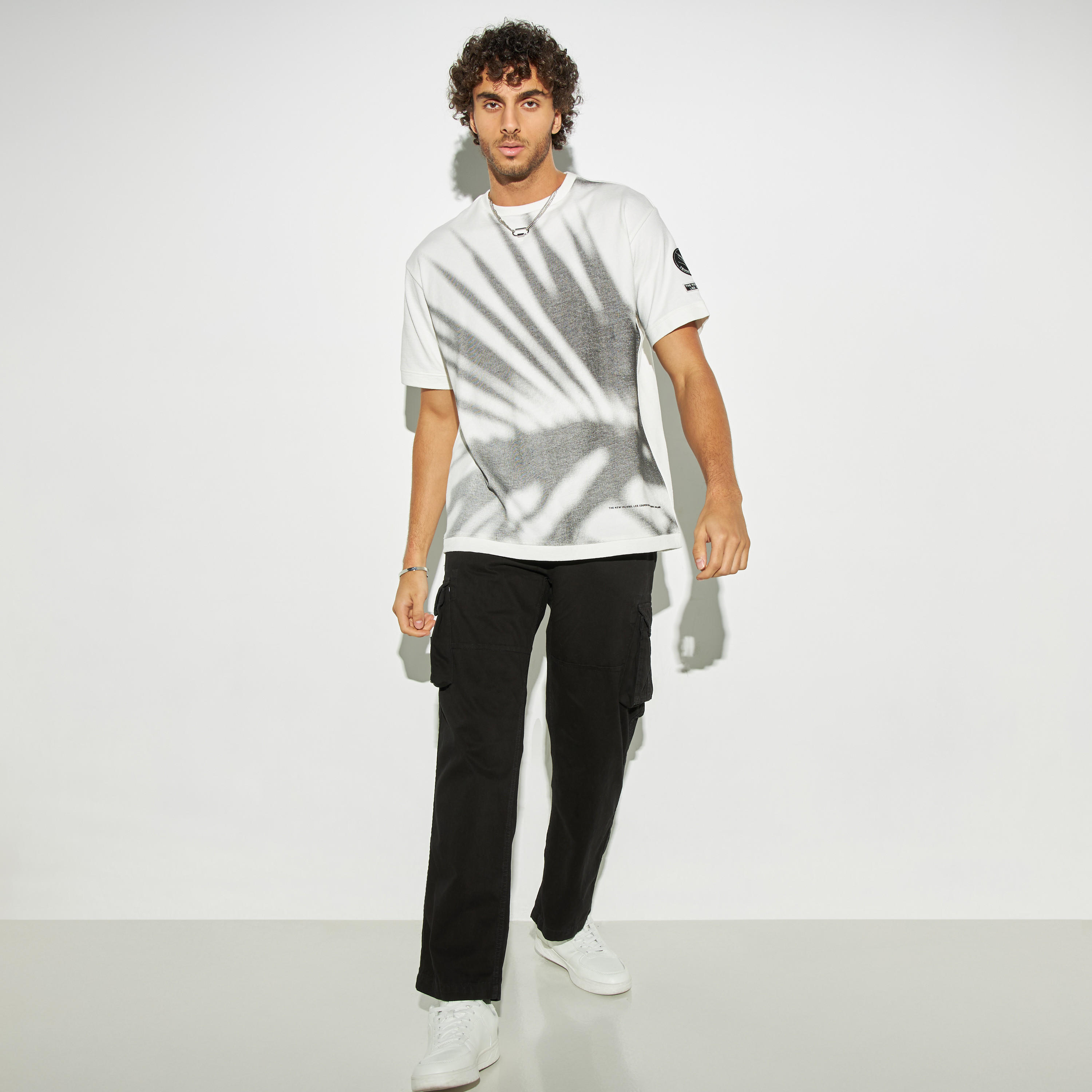 تيشيرت بياقة ضيقة وأكمام قصيرة وطبعات من لي كوبر-men-clothing-tshirtsandpolos-tshirts-image-2