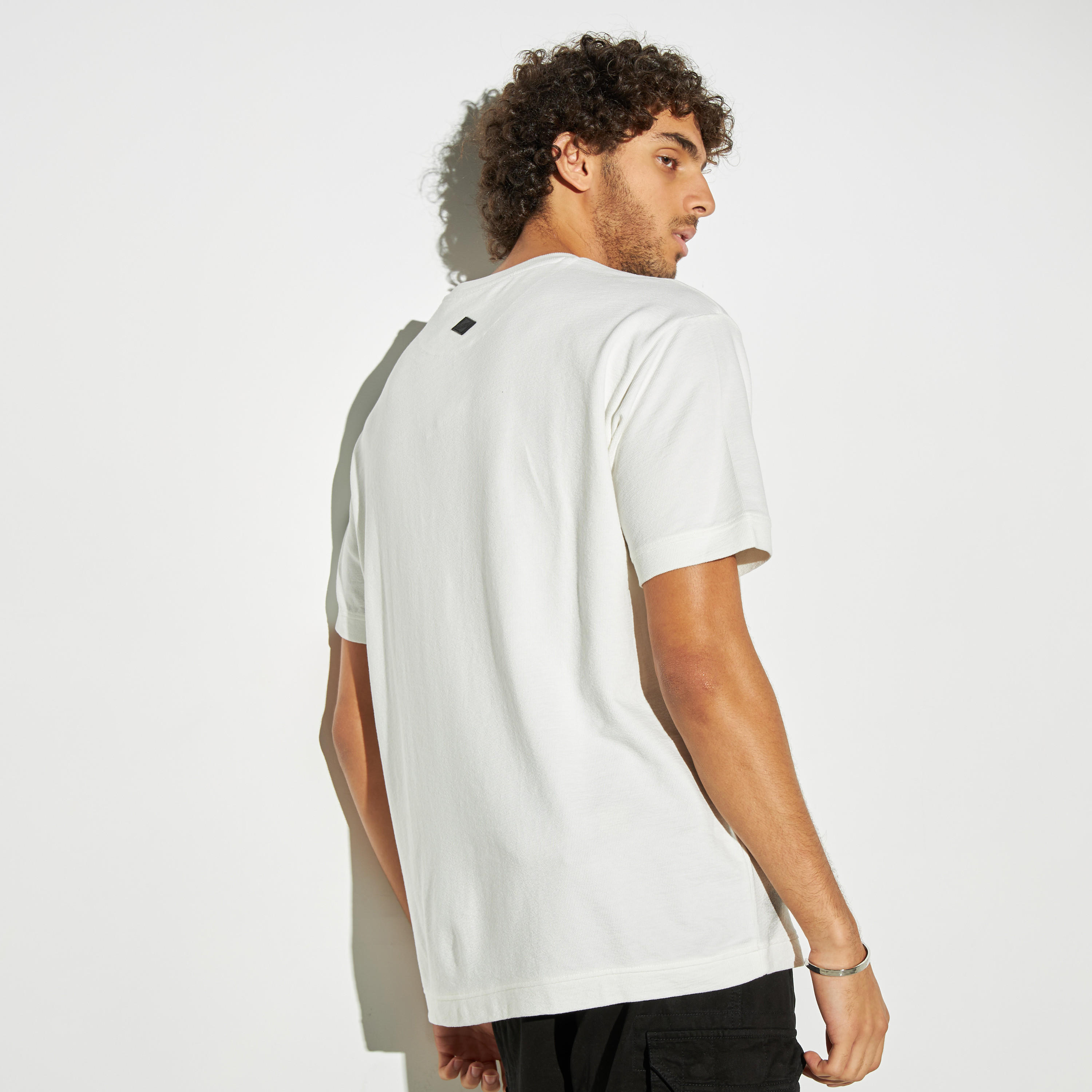 تيشيرت بياقة ضيقة وأكمام قصيرة وطبعات من لي كوبر-men-clothing-tshirtsandpolos-tshirts-image-3
