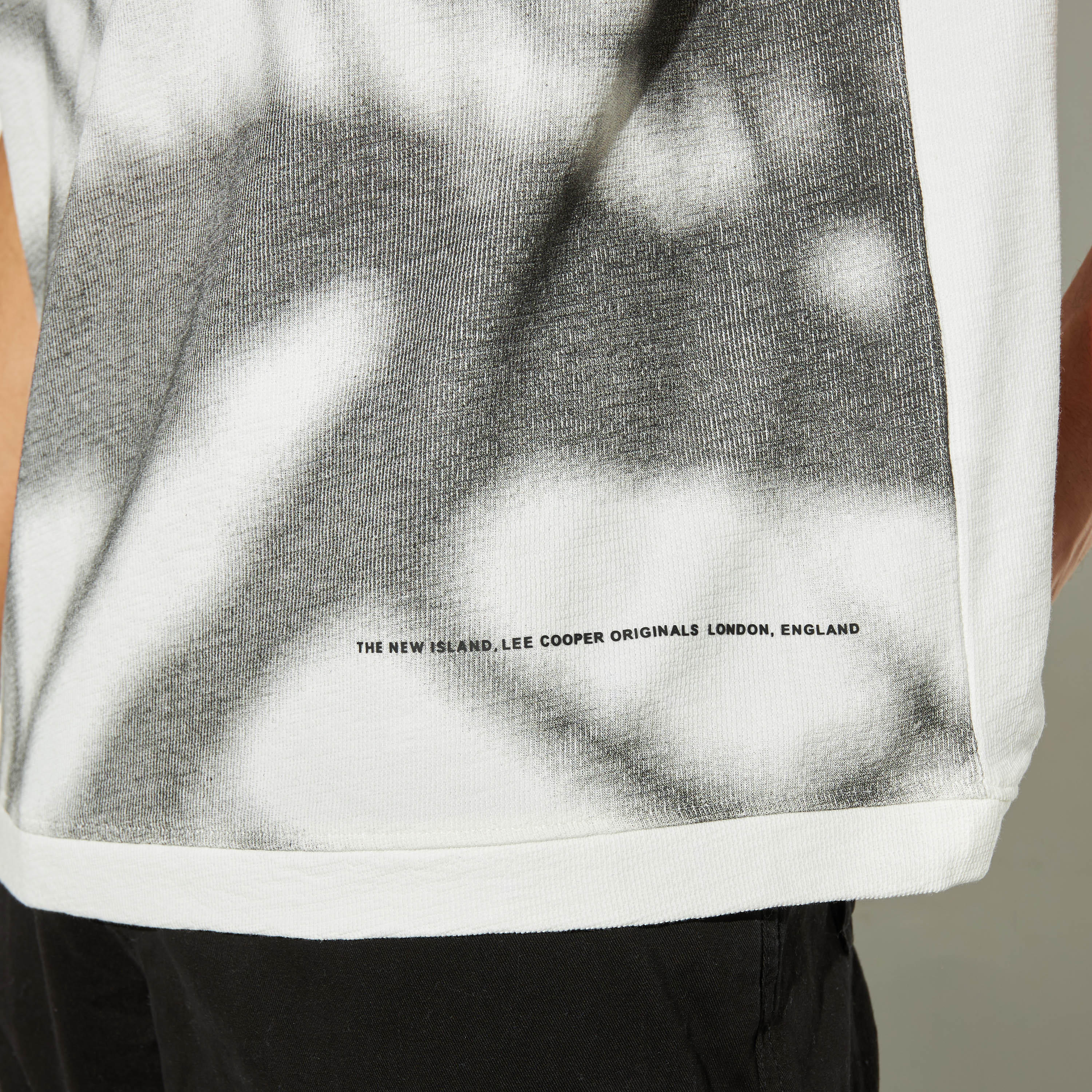 تيشيرت بياقة ضيقة وأكمام قصيرة وطبعات من لي كوبر-men-clothing-tshirtsandpolos-tshirts-image-4
