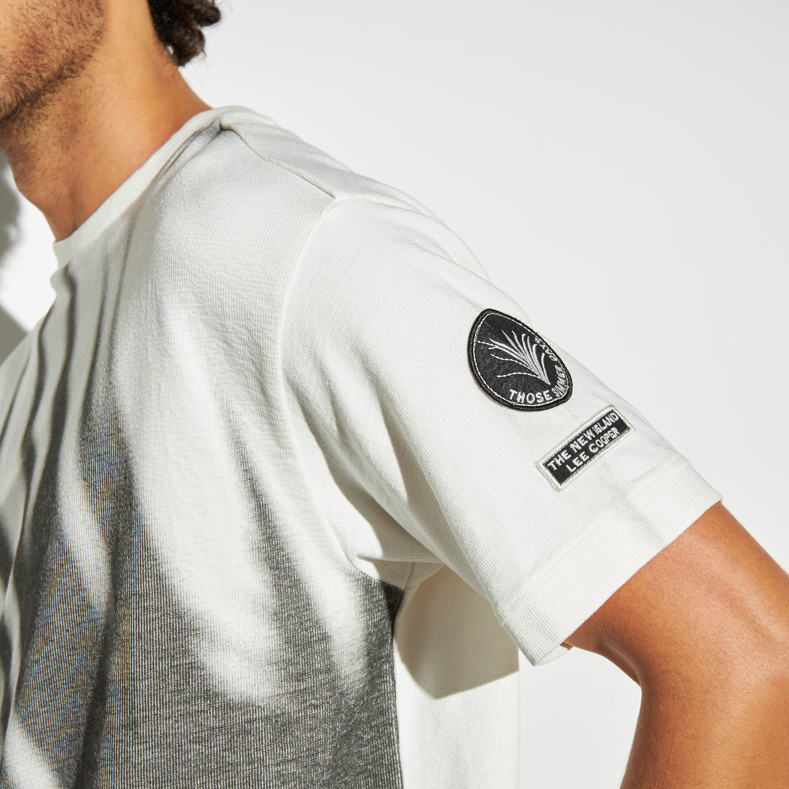 تيشيرت بياقة ضيقة وأكمام قصيرة وطبعات من لي كوبر-men-clothing-tshirtsandpolos-tshirts-image-5