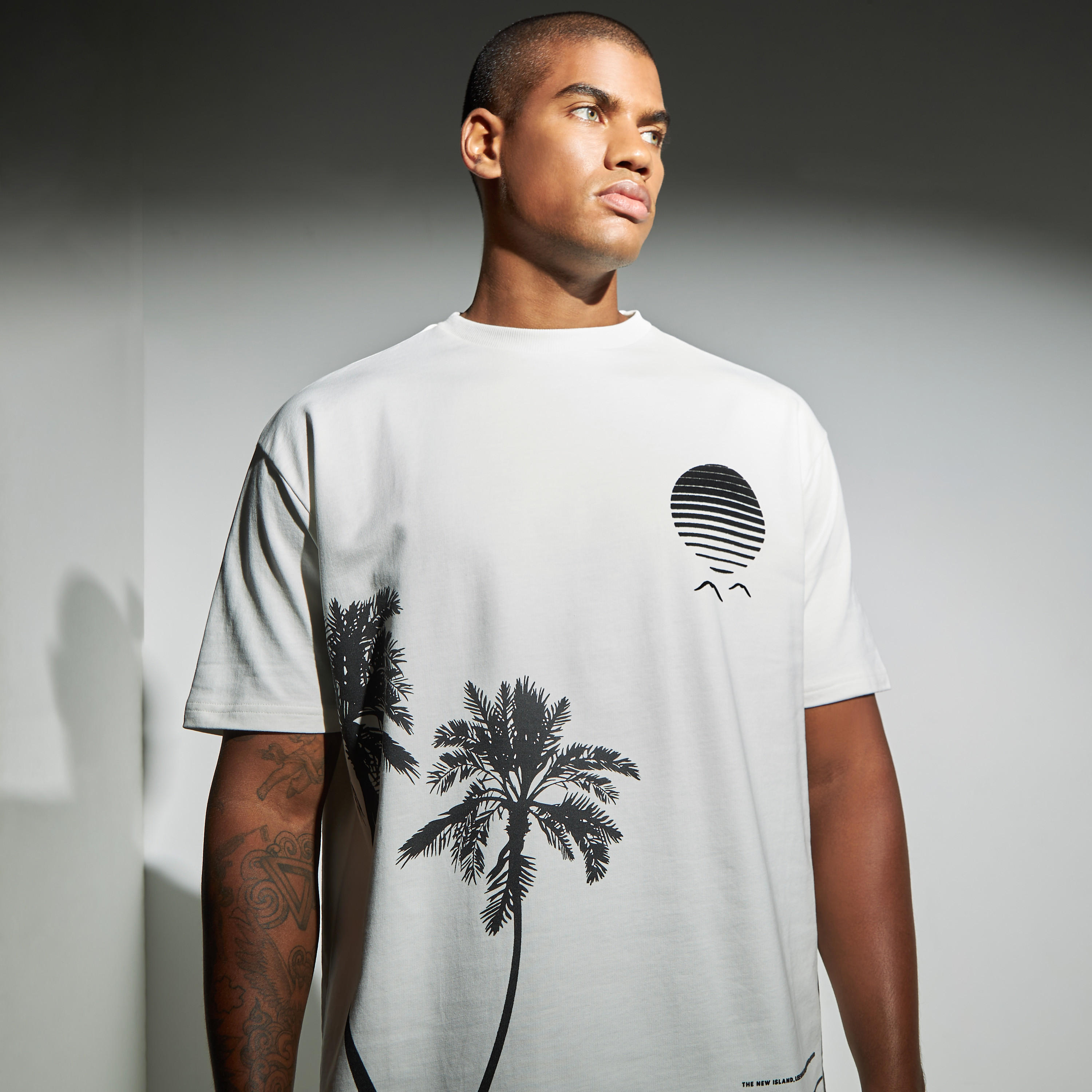تيشيرت بياقة ضيقة وأكمام قصيرة وطبعات من لي كوبر-men-clothing-tshirtsandpolos-tshirts-image-1