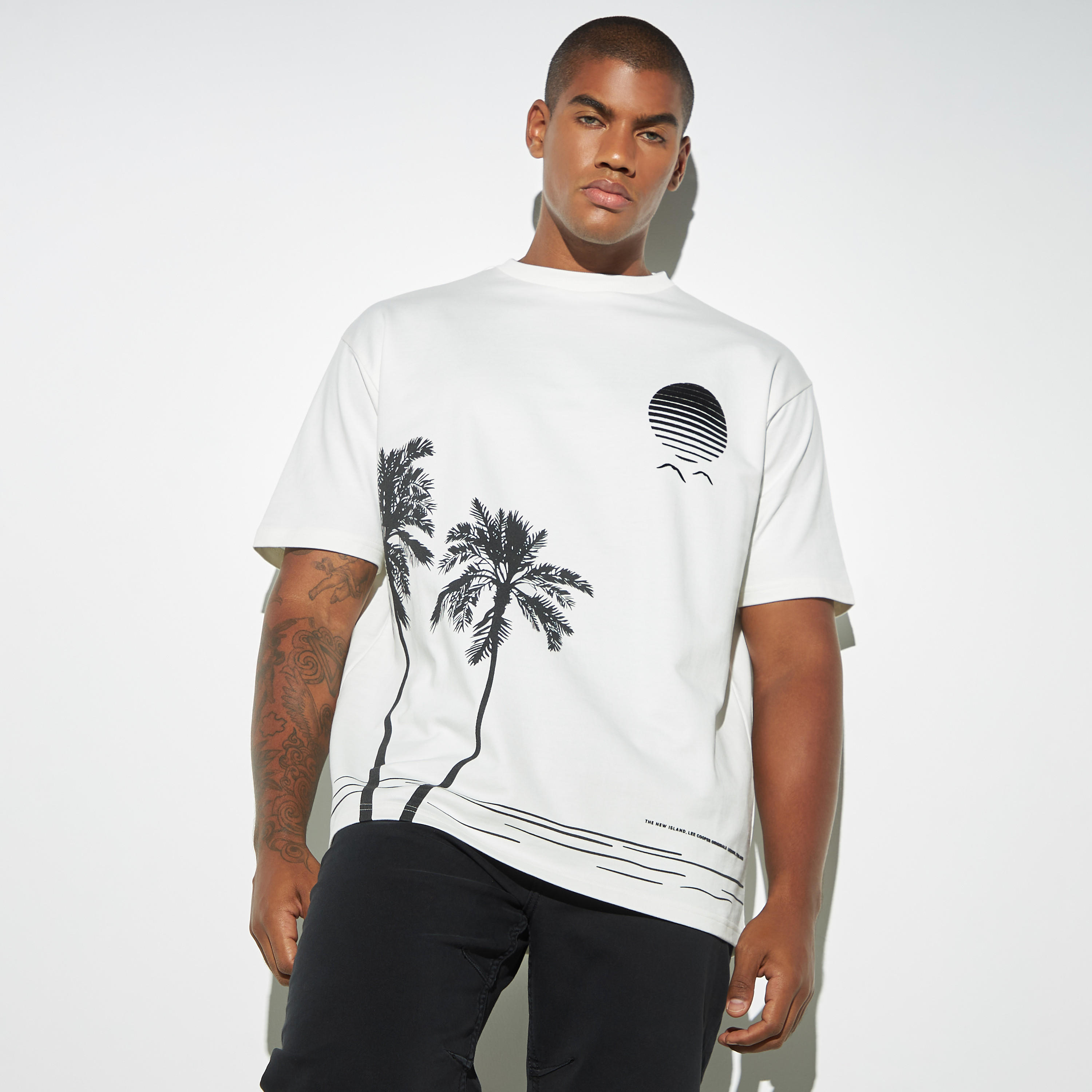 تيشيرت بياقة ضيقة وأكمام قصيرة وطبعات من لي كوبر-men-clothing-tshirtsandpolos-tshirts-image-2