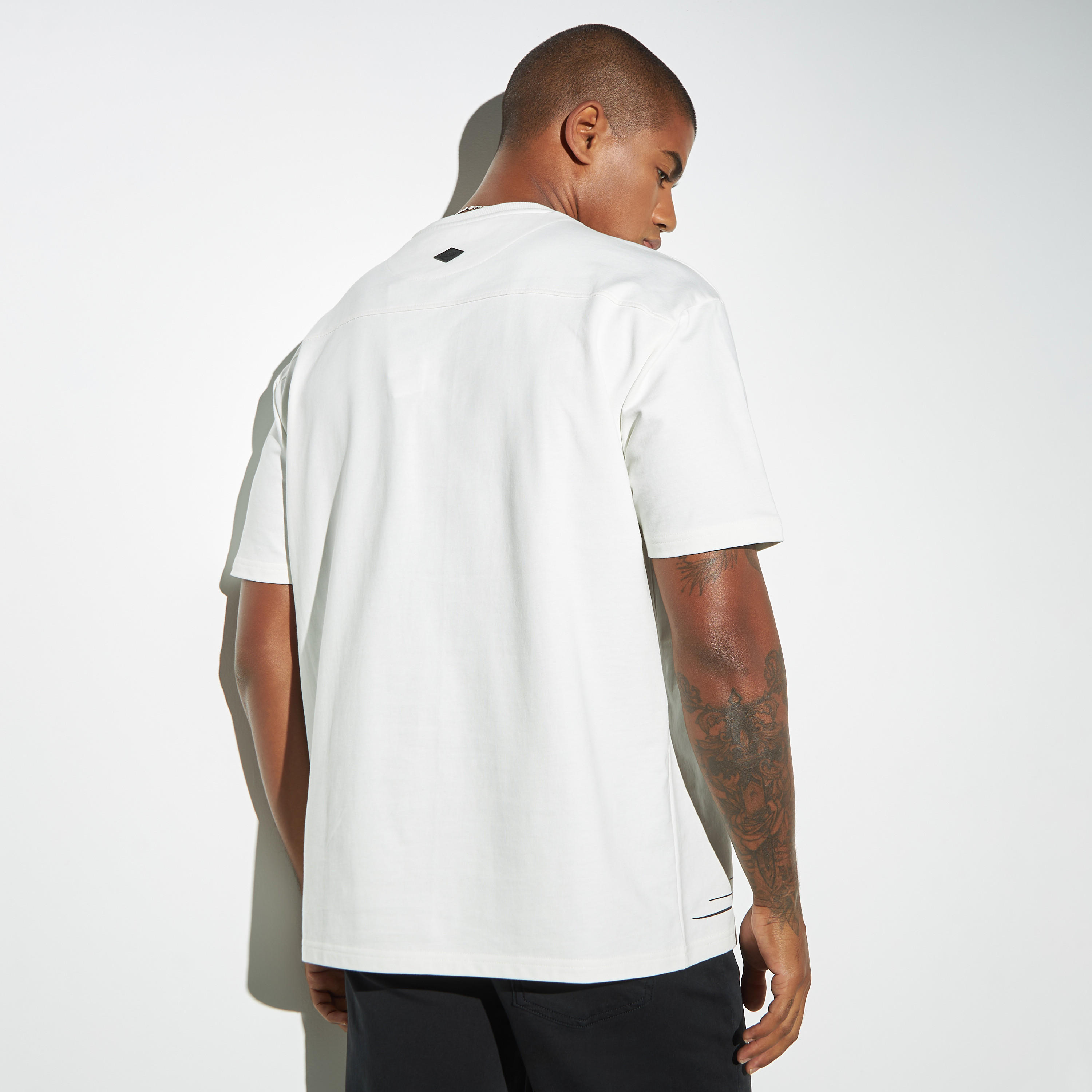 تيشيرت بياقة ضيقة وأكمام قصيرة وطبعات من لي كوبر-men-clothing-tshirtsandpolos-tshirts-image-3