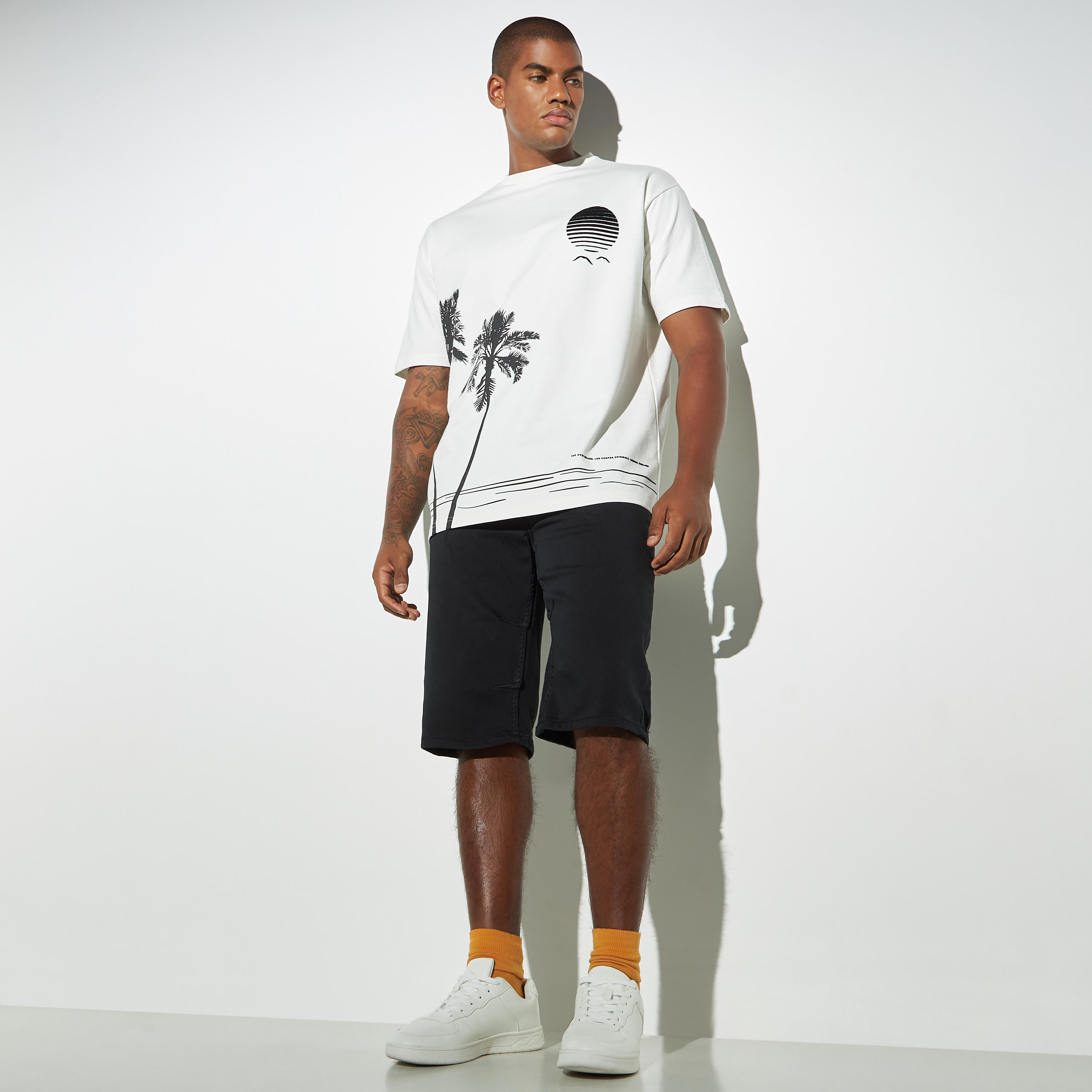 تيشيرت بياقة ضيقة وأكمام قصيرة وطبعات من لي كوبر-men-clothing-tshirtsandpolos-tshirts-image-4