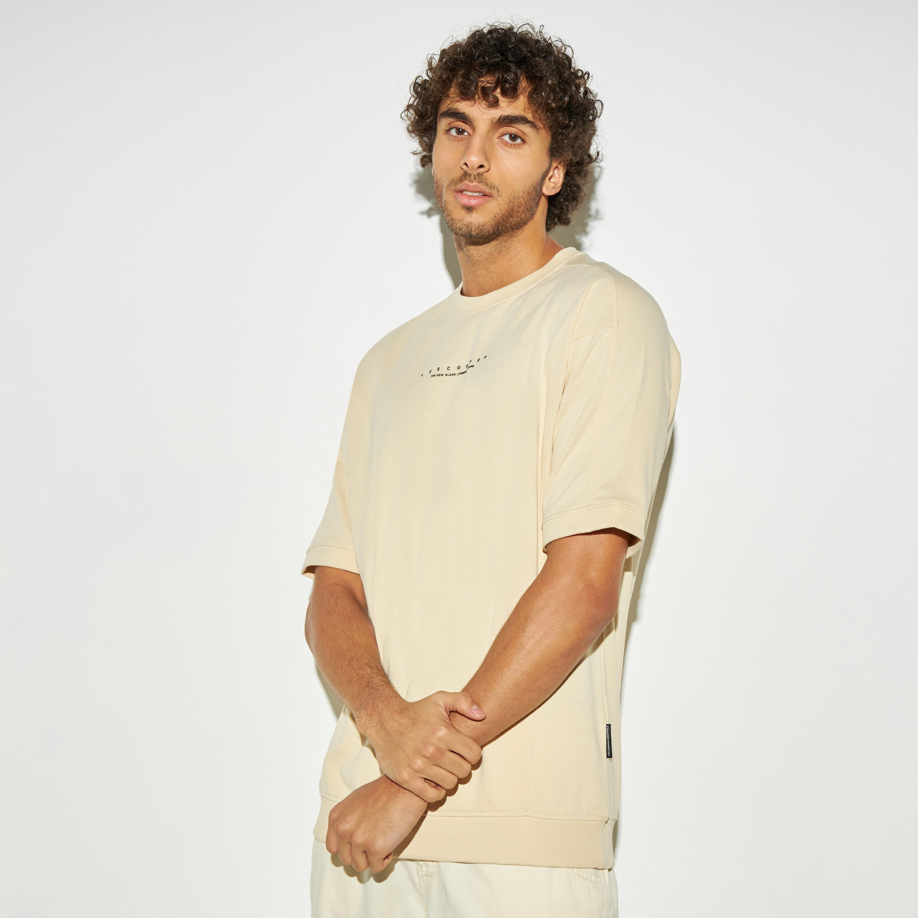 تيشيرت بياقة ضيقة وأكمام قصيرة وطبعات من لي كوبر-men-clothing-tshirtsandpolos-tshirts-image-1