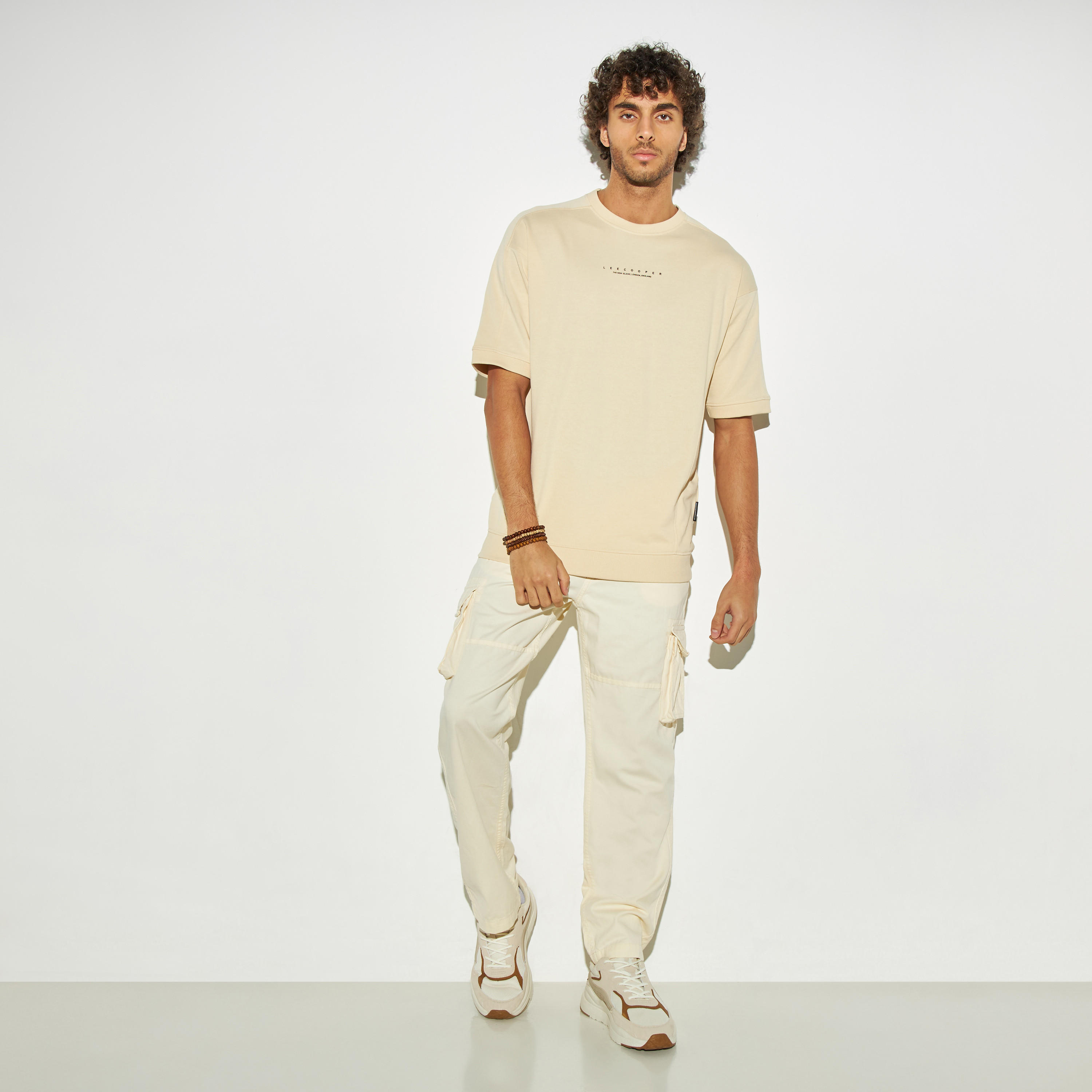 تيشيرت بياقة ضيقة وأكمام قصيرة وطبعات من لي كوبر-men-clothing-tshirtsandpolos-tshirts-image-2