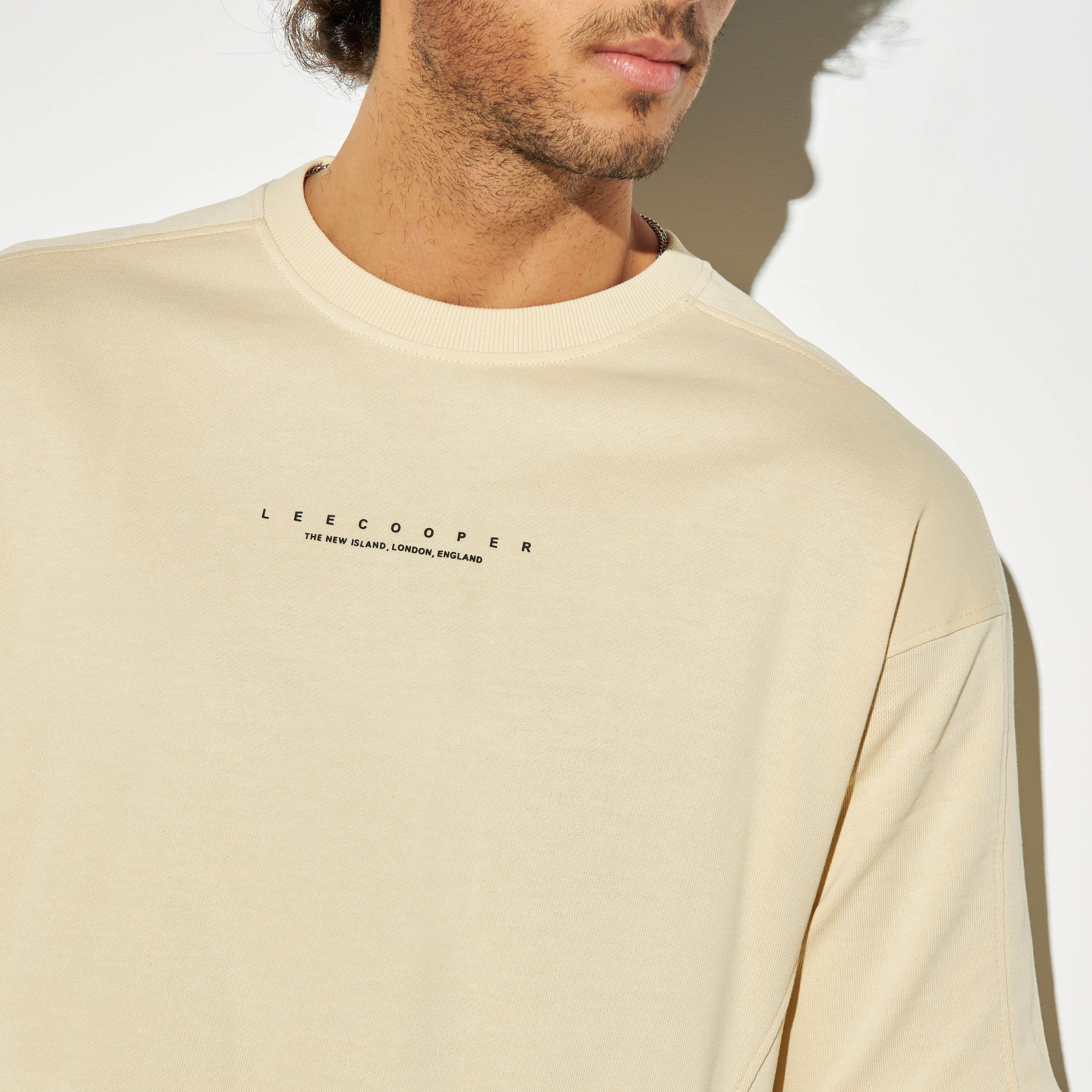 تيشيرت بياقة ضيقة وأكمام قصيرة وطبعات من لي كوبر-men-clothing-tshirtsandpolos-tshirts-image-4