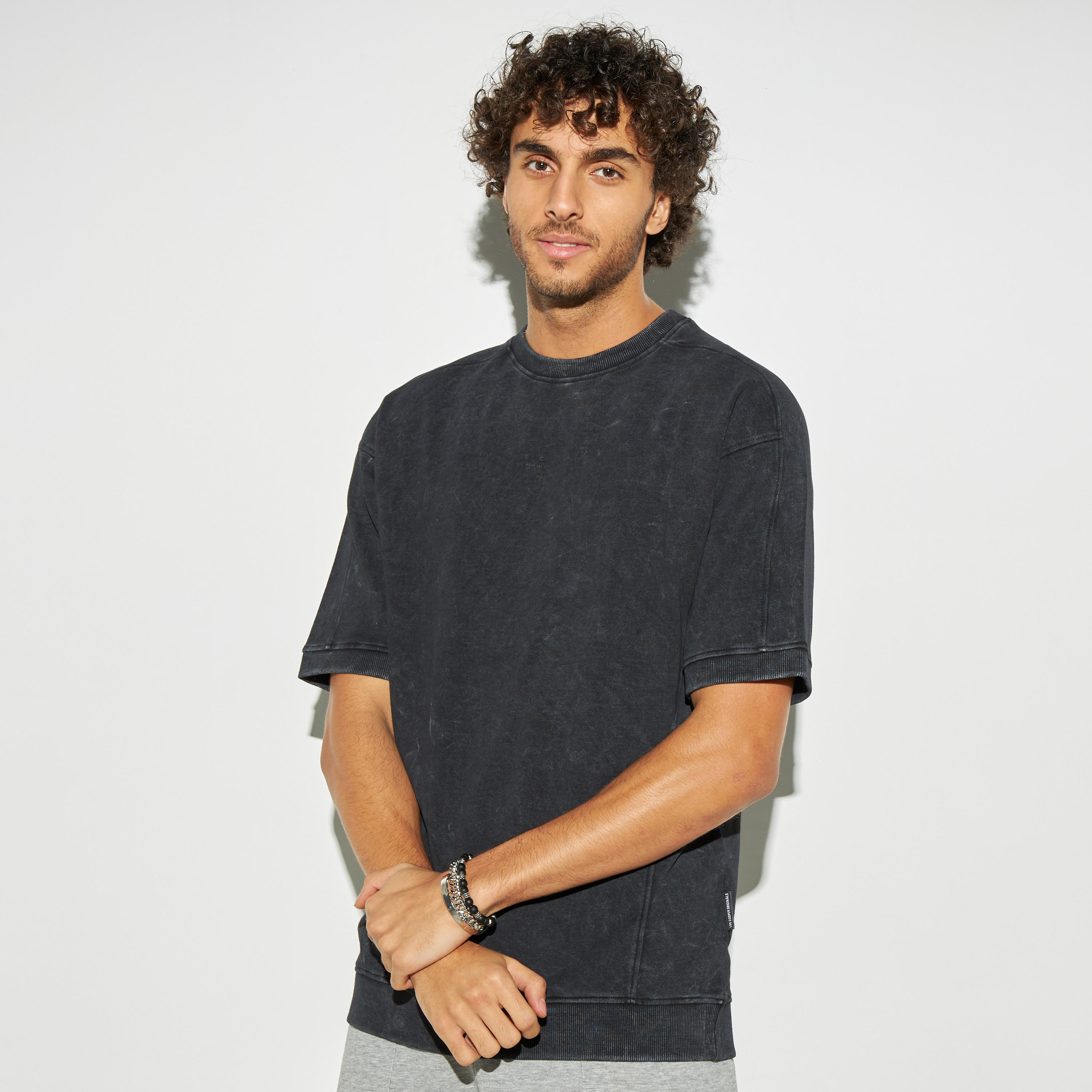 تيشيرت بياقة ضيقة وأكمام قصيرة وطبعات من لي كوبر-men-clothing-tshirtsandpolos-tshirts-image-1