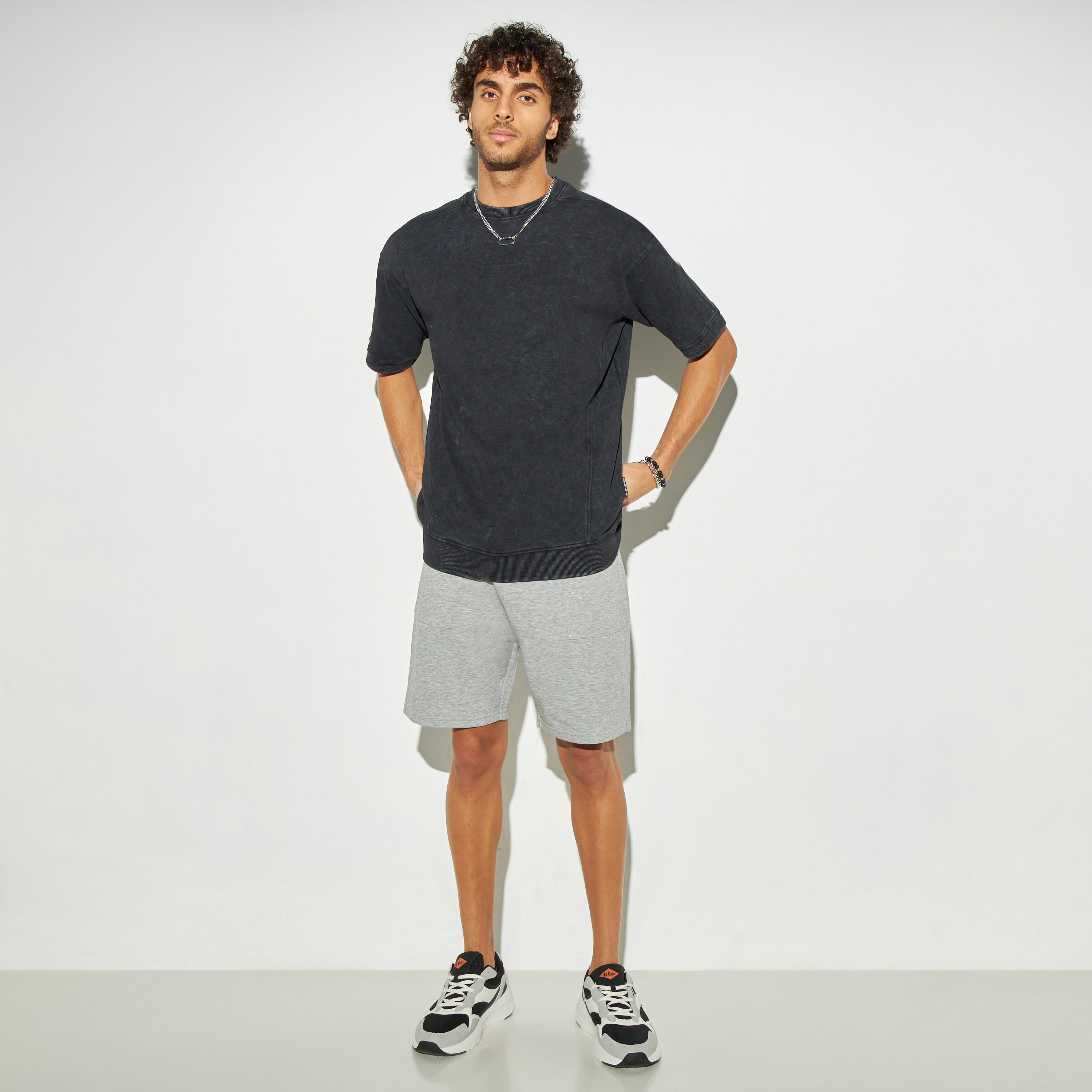 تيشيرت بياقة ضيقة وأكمام قصيرة وطبعات من لي كوبر-men-clothing-tshirtsandpolos-tshirts-image-2