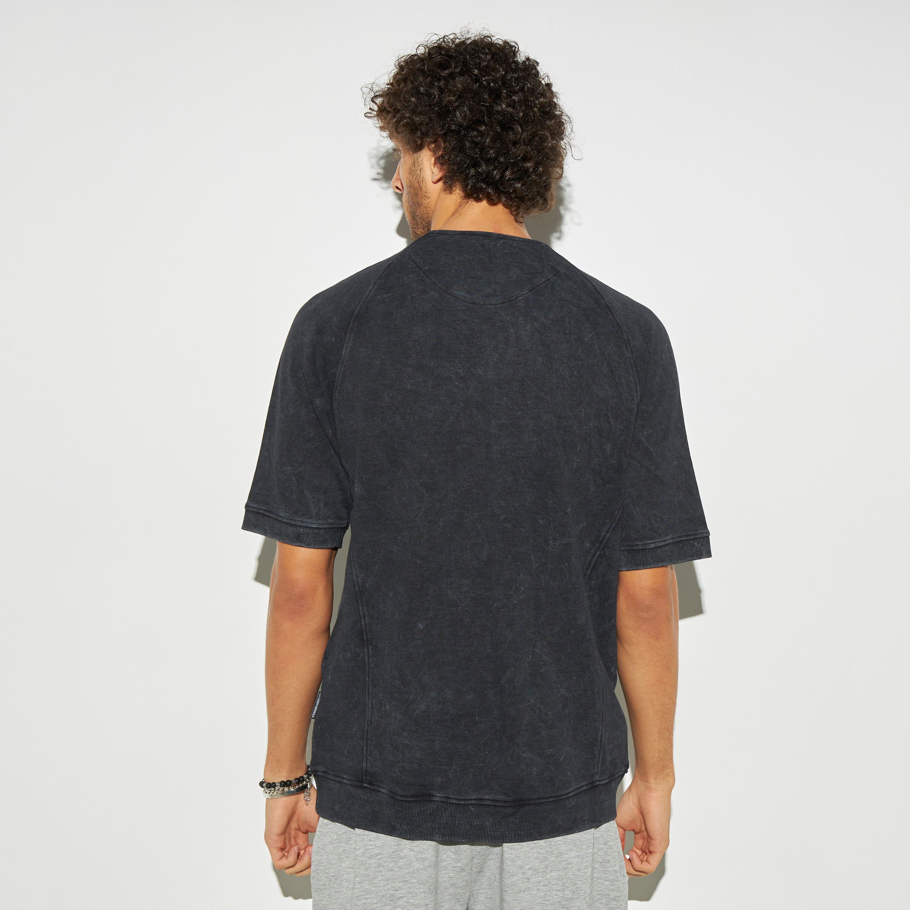 تيشيرت بياقة ضيقة وأكمام قصيرة وطبعات من لي كوبر-men-clothing-tshirtsandpolos-tshirts-image-3