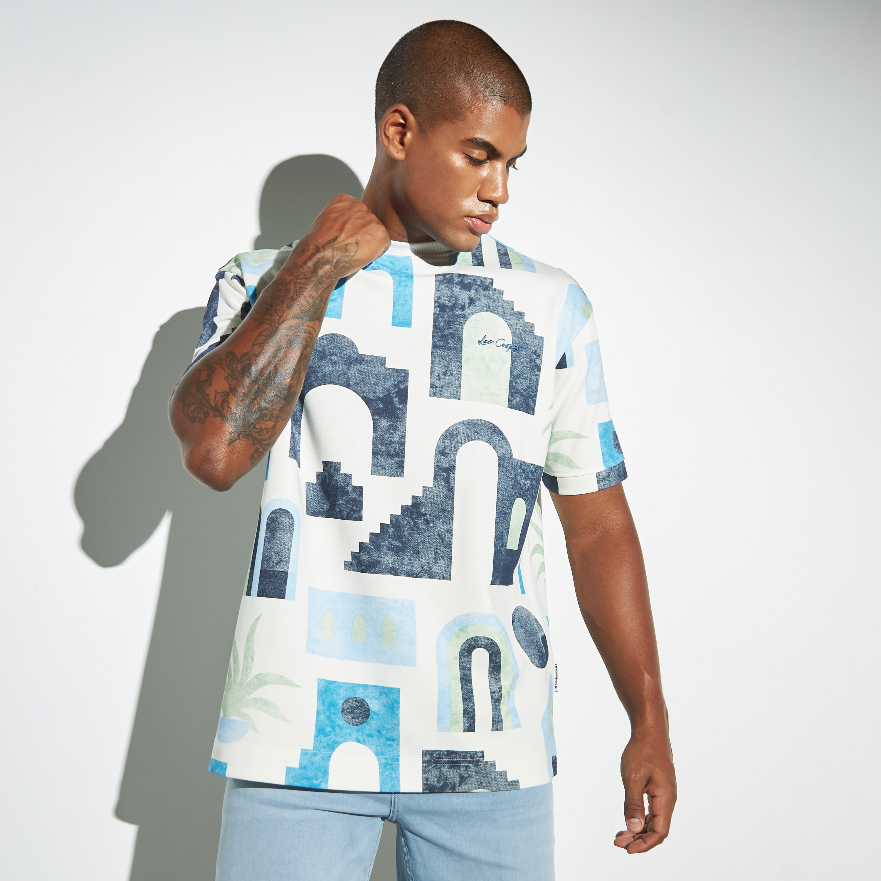 تيشيرت بياقة ضيقة وأكمام قصيرة وطبعات جرافيك من لي كوبر-men-clothing-tshirtsandpolos-tshirts-image-1