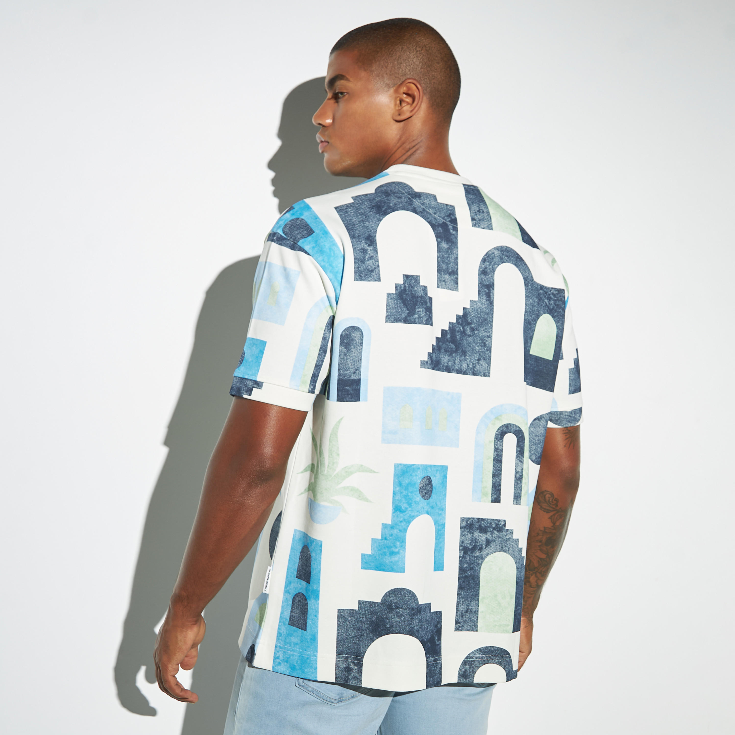 تيشيرت بياقة ضيقة وأكمام قصيرة وطبعات جرافيك من لي كوبر-men-clothing-tshirtsandpolos-tshirts-image-2