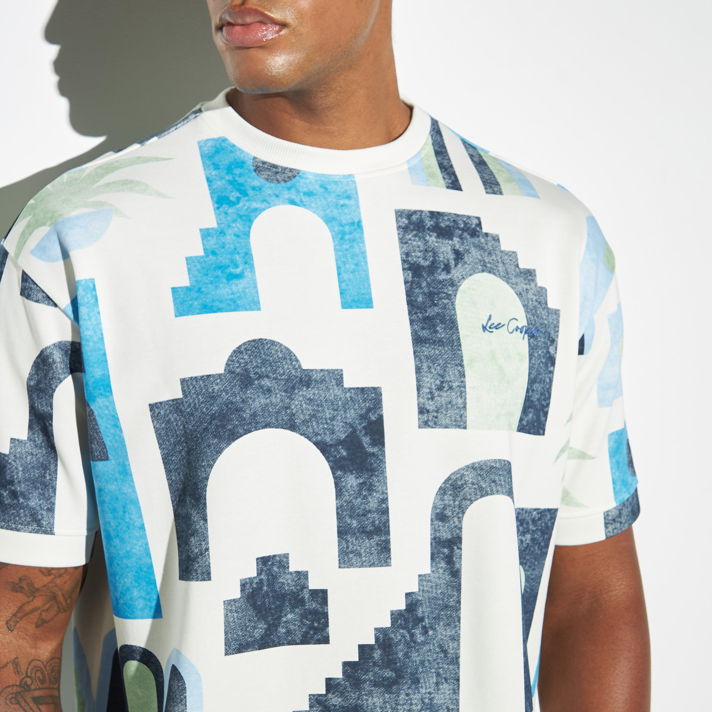 تيشيرت بياقة ضيقة وأكمام قصيرة وطبعات جرافيك من لي كوبر-men-clothing-tshirtsandpolos-tshirts-image-3
