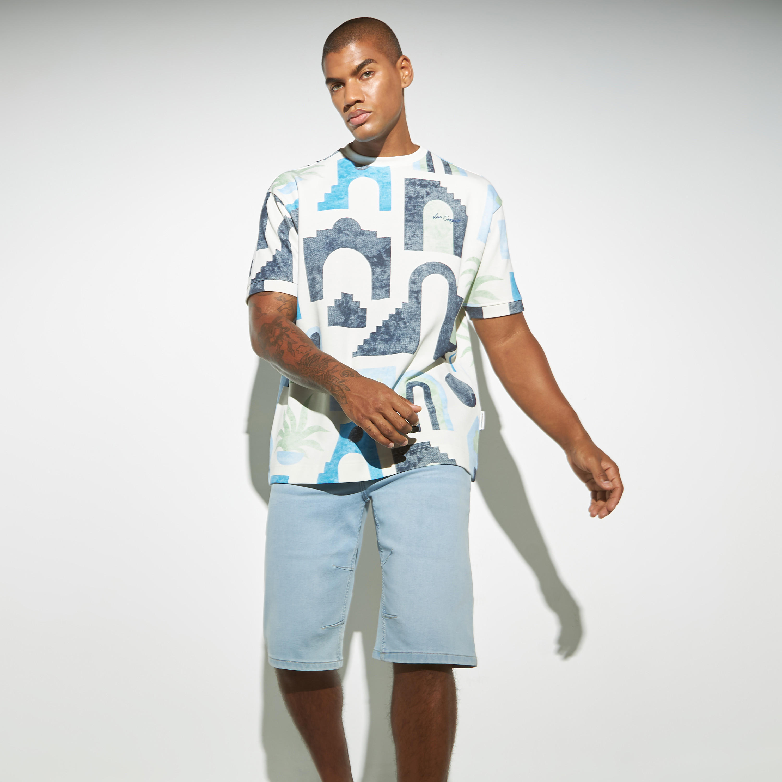 تيشيرت بياقة ضيقة وأكمام قصيرة وطبعات جرافيك من لي كوبر-men-clothing-tshirtsandpolos-tshirts-image-5