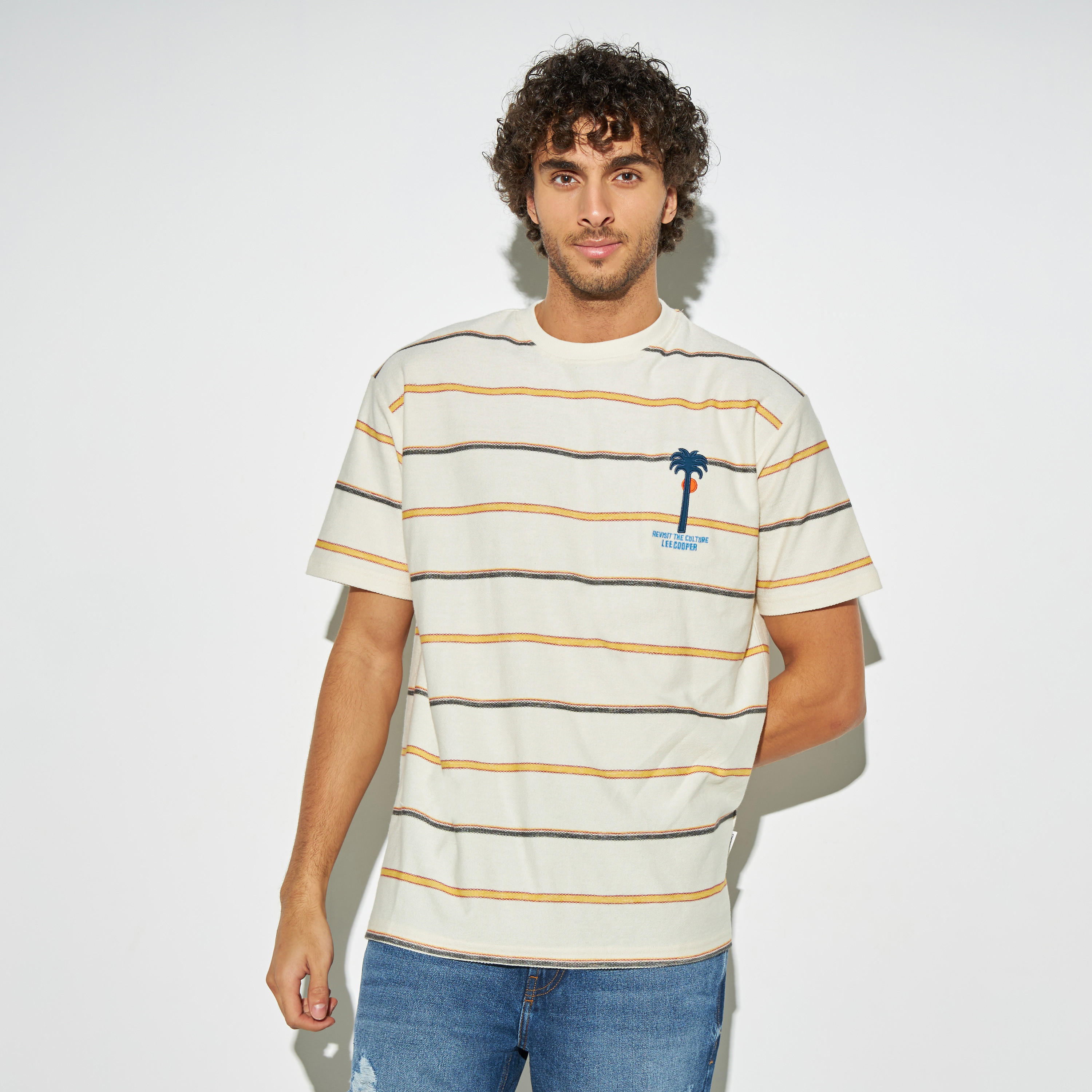 تيشيرت مطرّز بياقة ضيقة وأكمام قصيرة وتفاصيل شارة من لي كوبر-men-clothing-tshirtsandpolos-tshirts-image-1