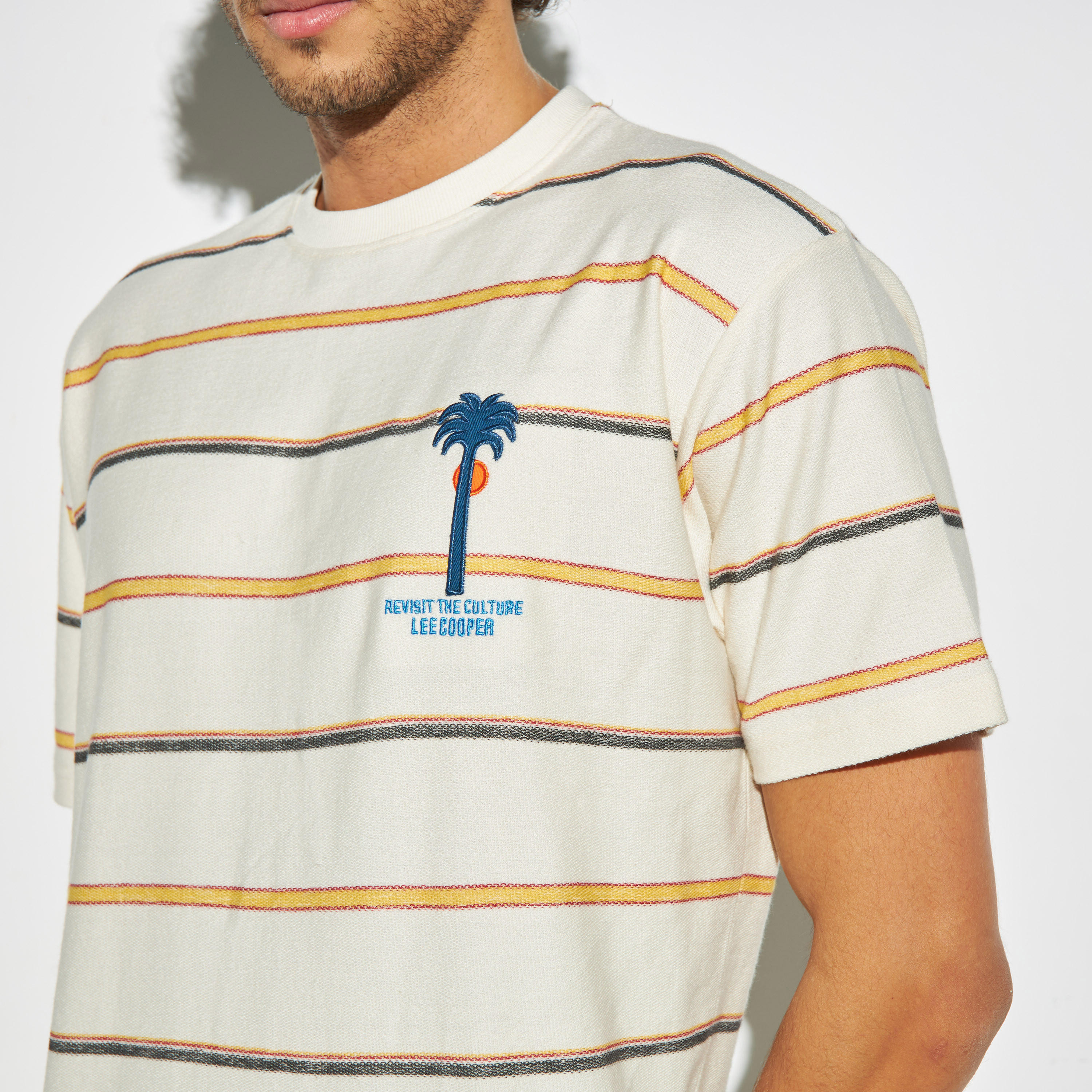 تيشيرت مطرّز بياقة ضيقة وأكمام قصيرة وتفاصيل شارة من لي كوبر-men-clothing-tshirtsandpolos-tshirts-image-2