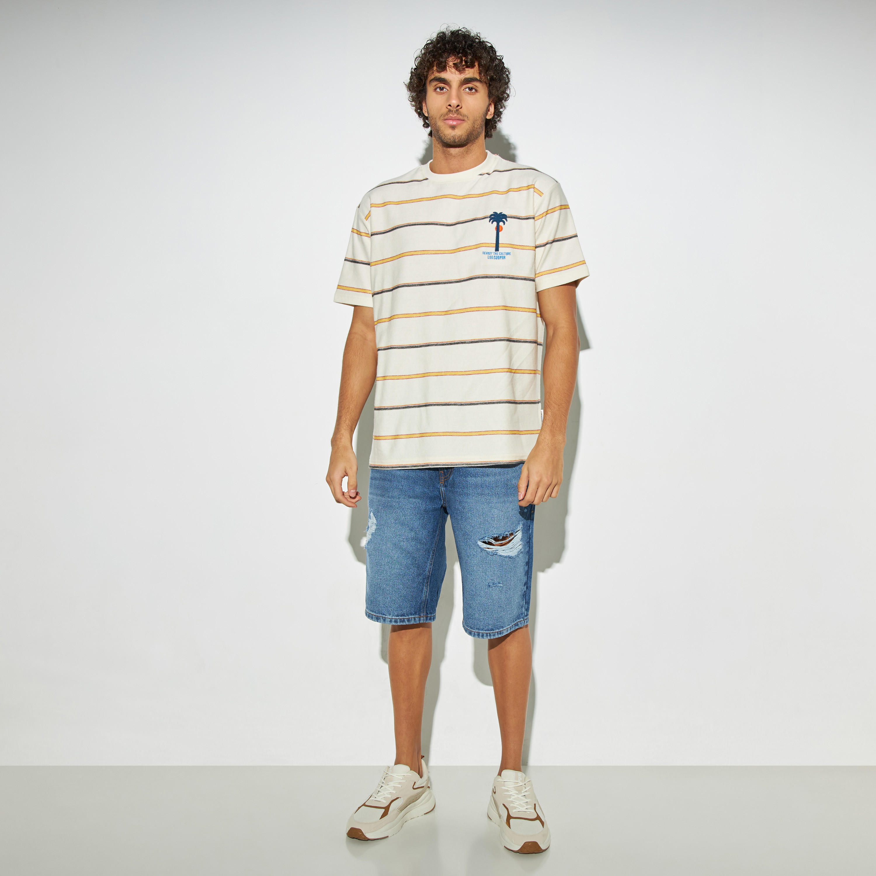 تيشيرت مطرّز بياقة ضيقة وأكمام قصيرة وتفاصيل شارة من لي كوبر-men-clothing-tshirtsandpolos-tshirts-image-3