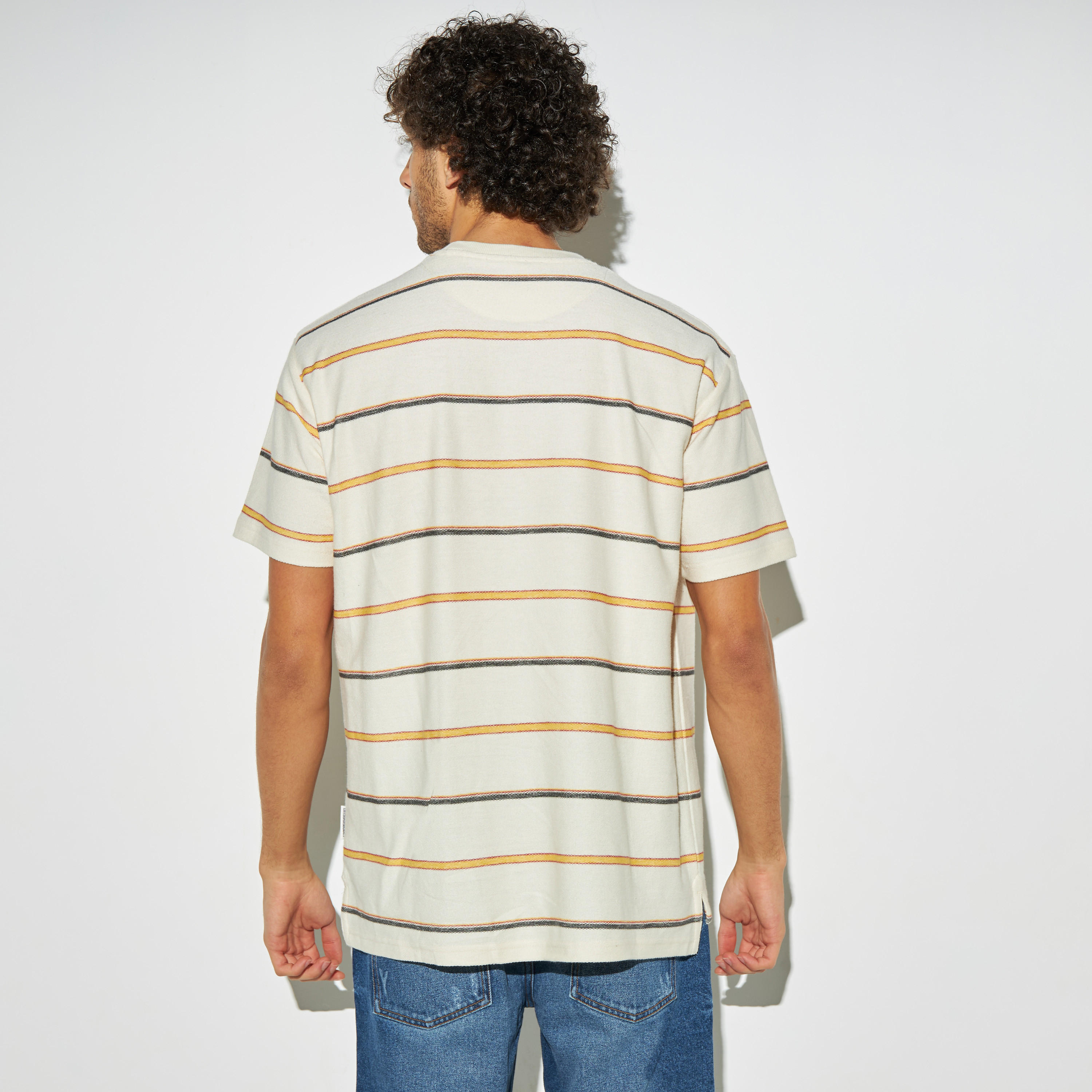 تيشيرت مطرّز بياقة ضيقة وأكمام قصيرة وتفاصيل شارة من لي كوبر-men-clothing-tshirtsandpolos-tshirts-image-4