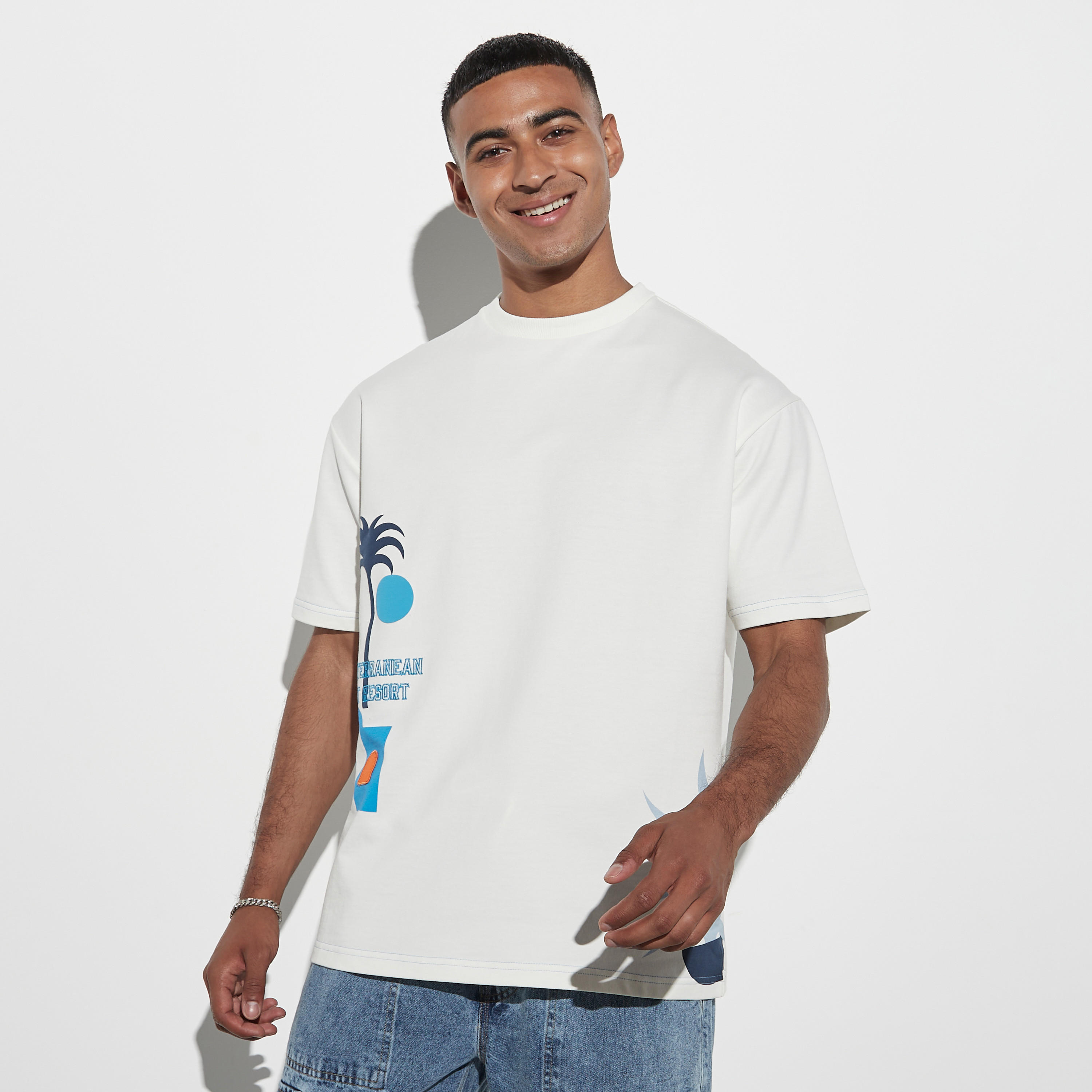 تيشيرت فضفاض بياقة ضيقة وتفاصيل مطرزة وطبعات من لي كوبر-men-clothing-tshirtsandpolos-tshirts-image-1