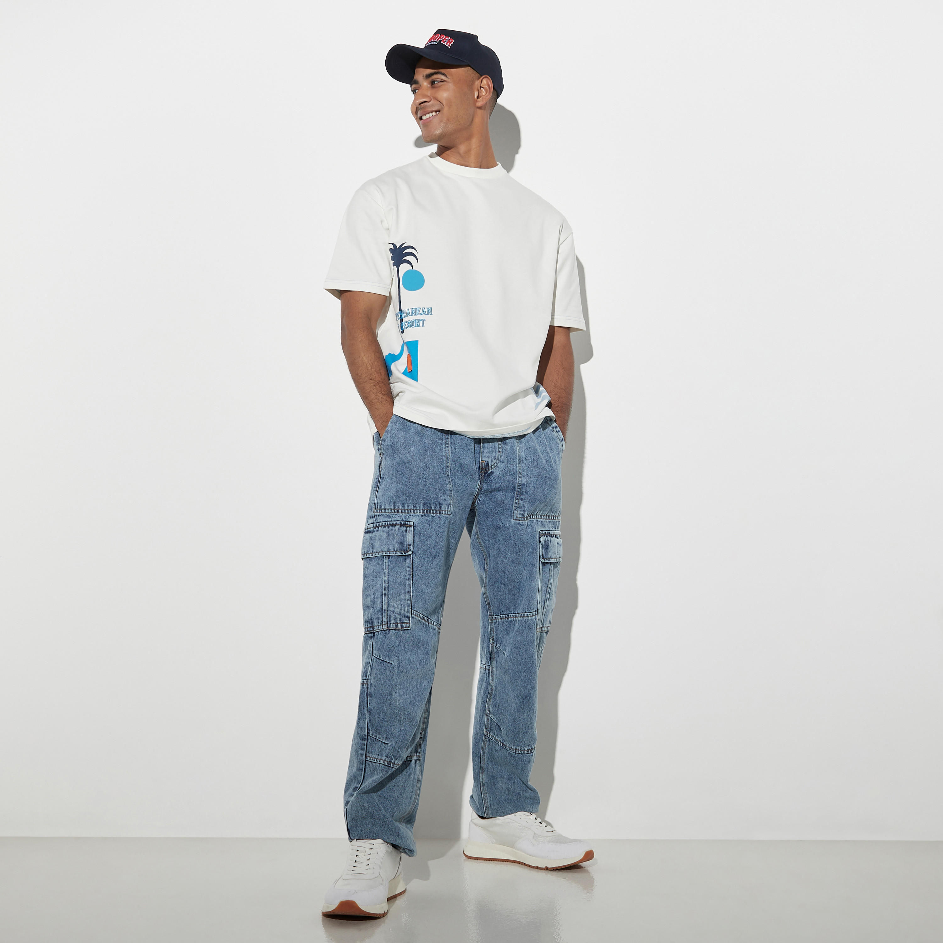 تيشيرت فضفاض بياقة ضيقة وتفاصيل مطرزة وطبعات من لي كوبر-men-clothing-tshirtsandpolos-tshirts-image-2