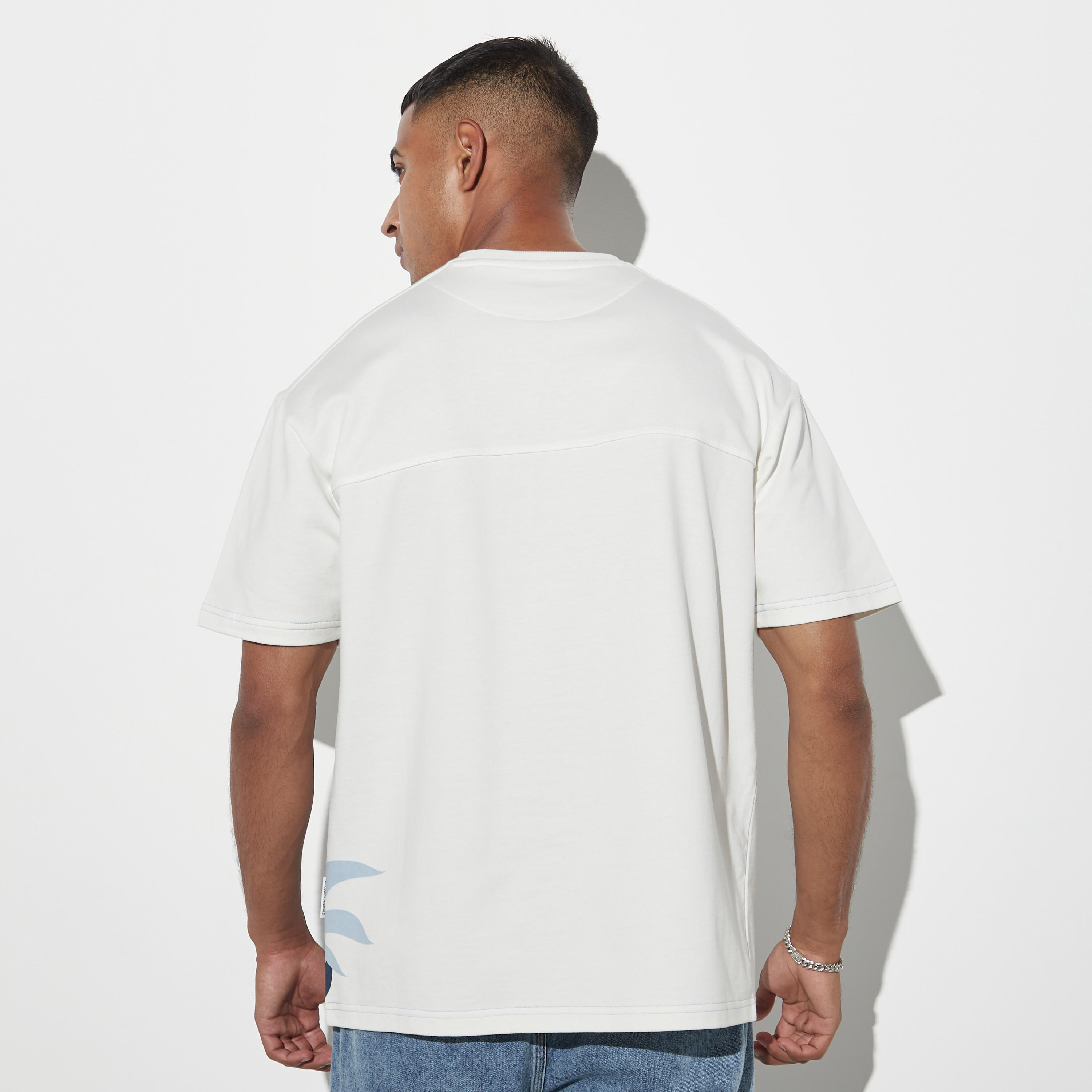 تيشيرت فضفاض بياقة ضيقة وتفاصيل مطرزة وطبعات من لي كوبر-men-clothing-tshirtsandpolos-tshirts-image-3