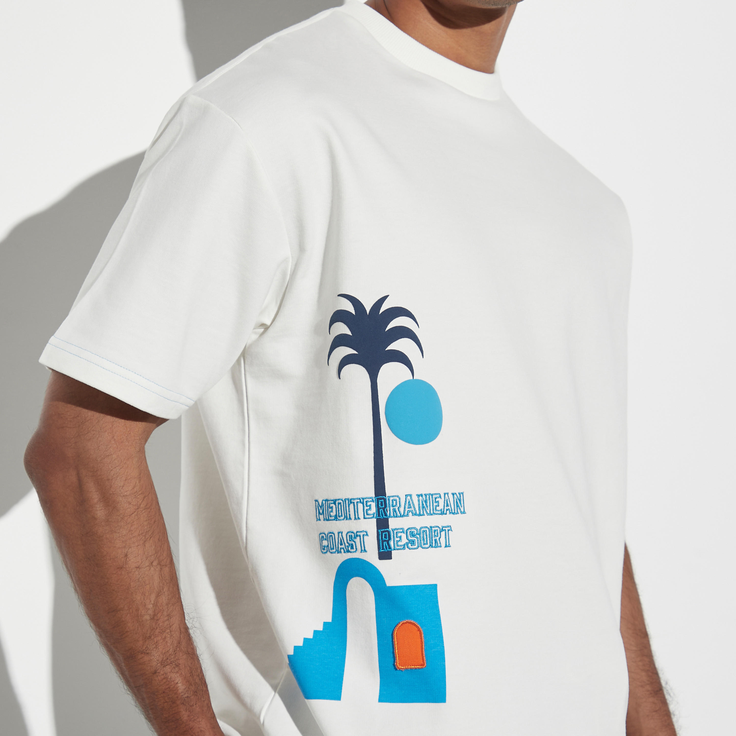 تيشيرت فضفاض بياقة ضيقة وتفاصيل مطرزة وطبعات من لي كوبر-men-clothing-tshirtsandpolos-tshirts-image-4