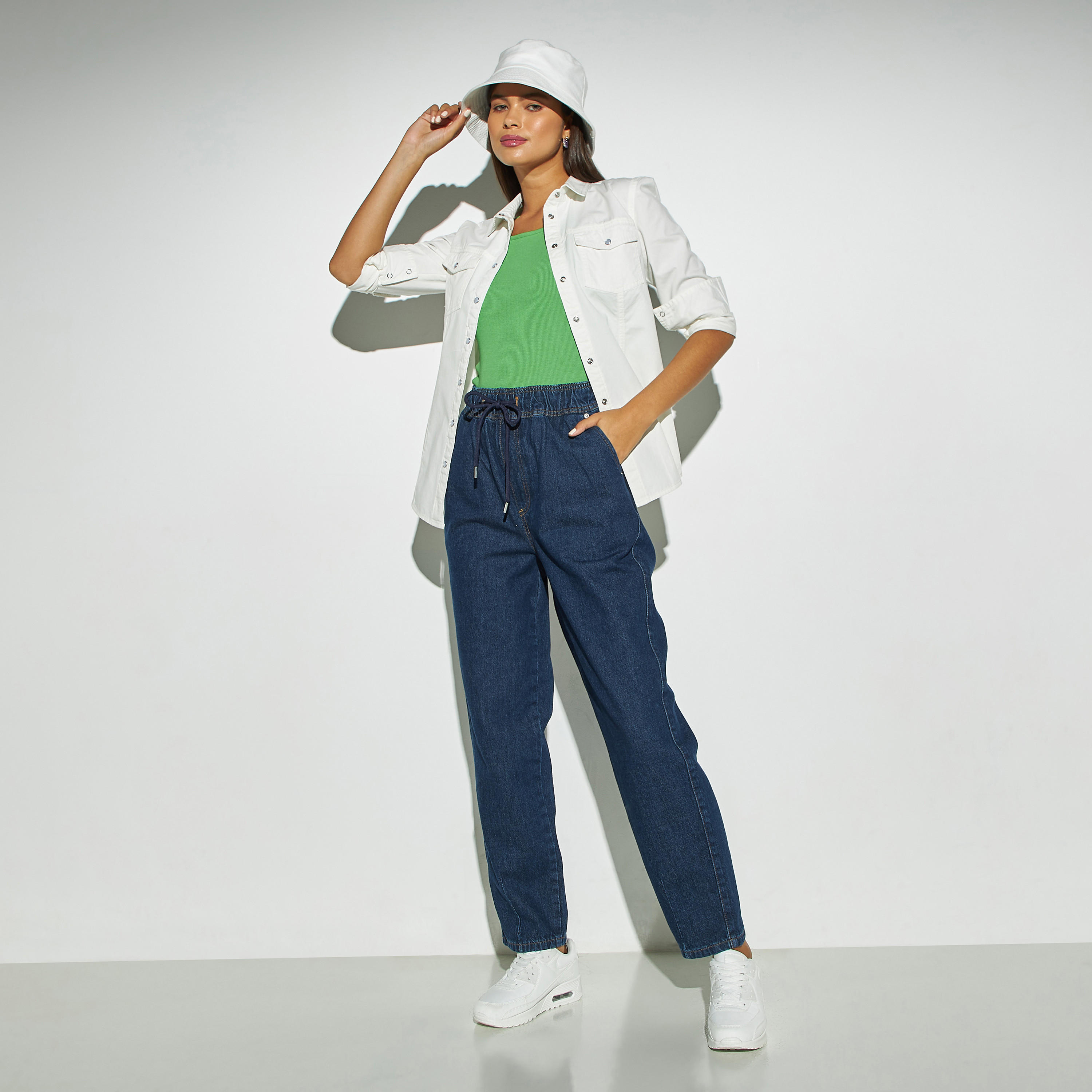 بنطلون جينز قصّة مريحة برباط من لي كوبر-women-clothing-bottoms-jeans-image-2