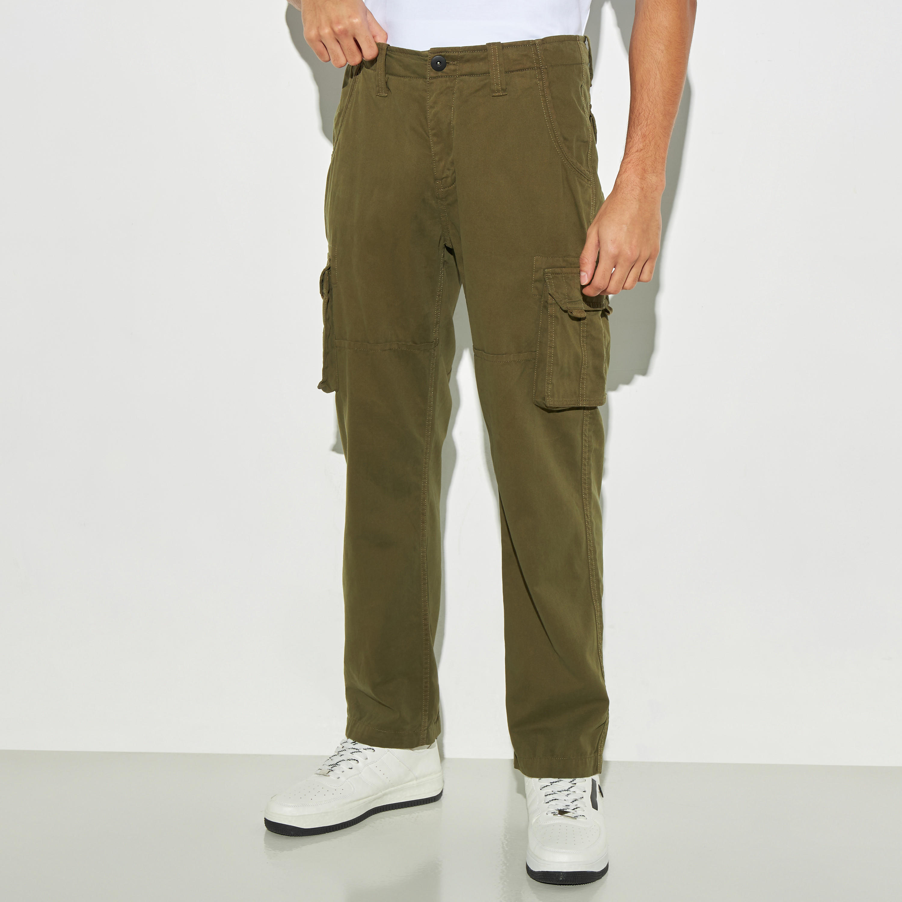 بنطلون سادة بقصة مريحة وزر إغلاق وجيوب من لي كوبر-men-clothing-bottoms-jeans-image-4