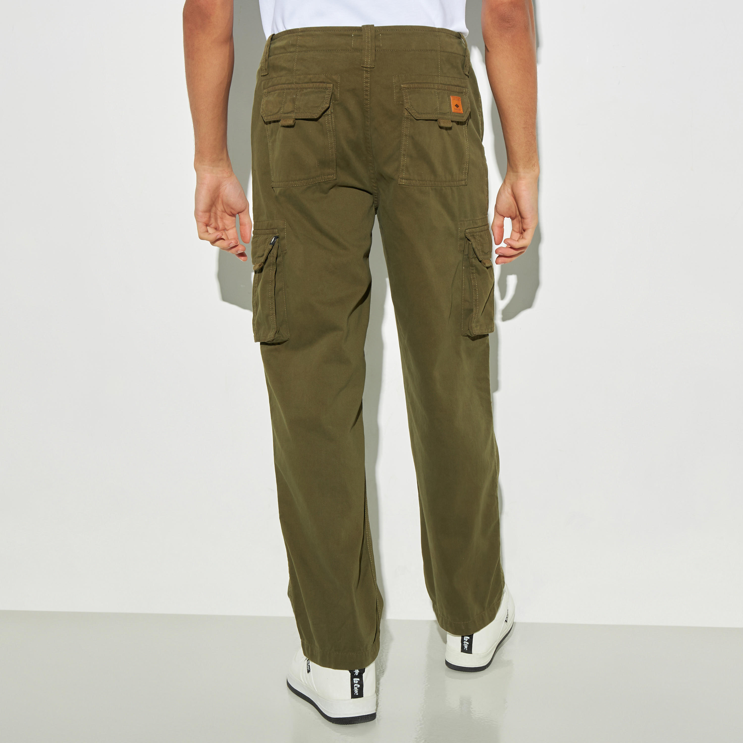 بنطلون سادة بقصة مريحة وزر إغلاق وجيوب من لي كوبر-men-clothing-bottoms-jeans-image-2