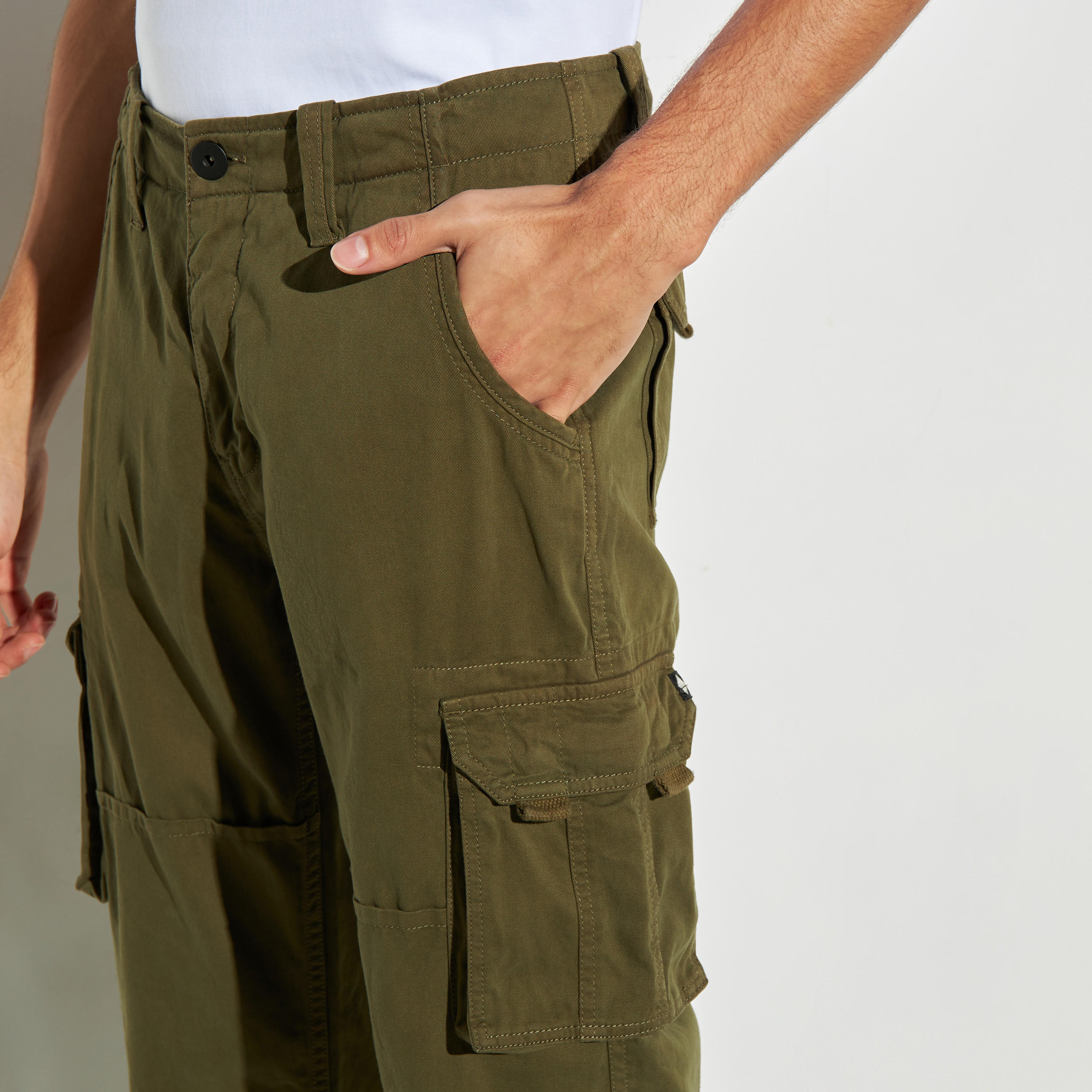 بنطلون سادة بقصة مريحة وزر إغلاق وجيوب من لي كوبر-men-clothing-bottoms-jeans-image-1