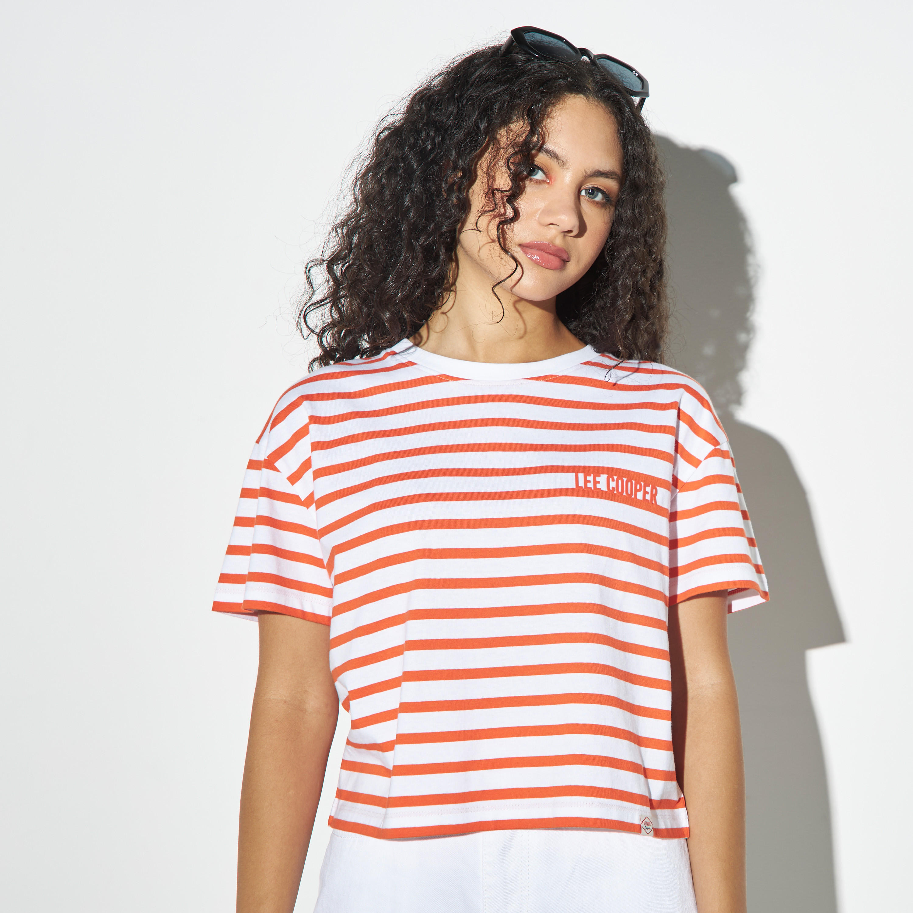 تيشيرت مخطط بياقة ضيّقة وأكمام قصيرة من لي كوبر-women-clothing-tshirts-image-1