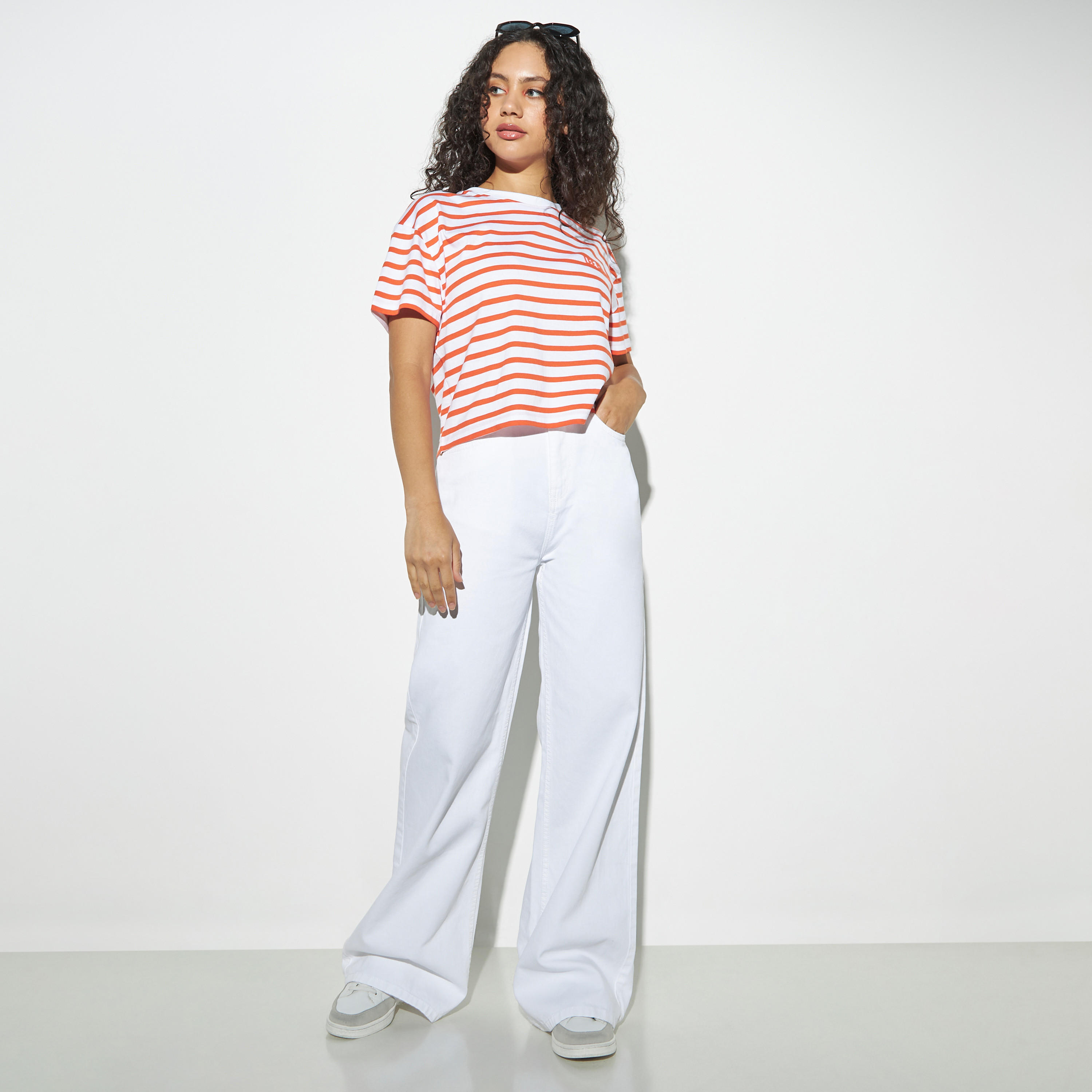 تيشيرت مخطط بياقة ضيّقة وأكمام قصيرة من لي كوبر-women-clothing-tshirts-image-2