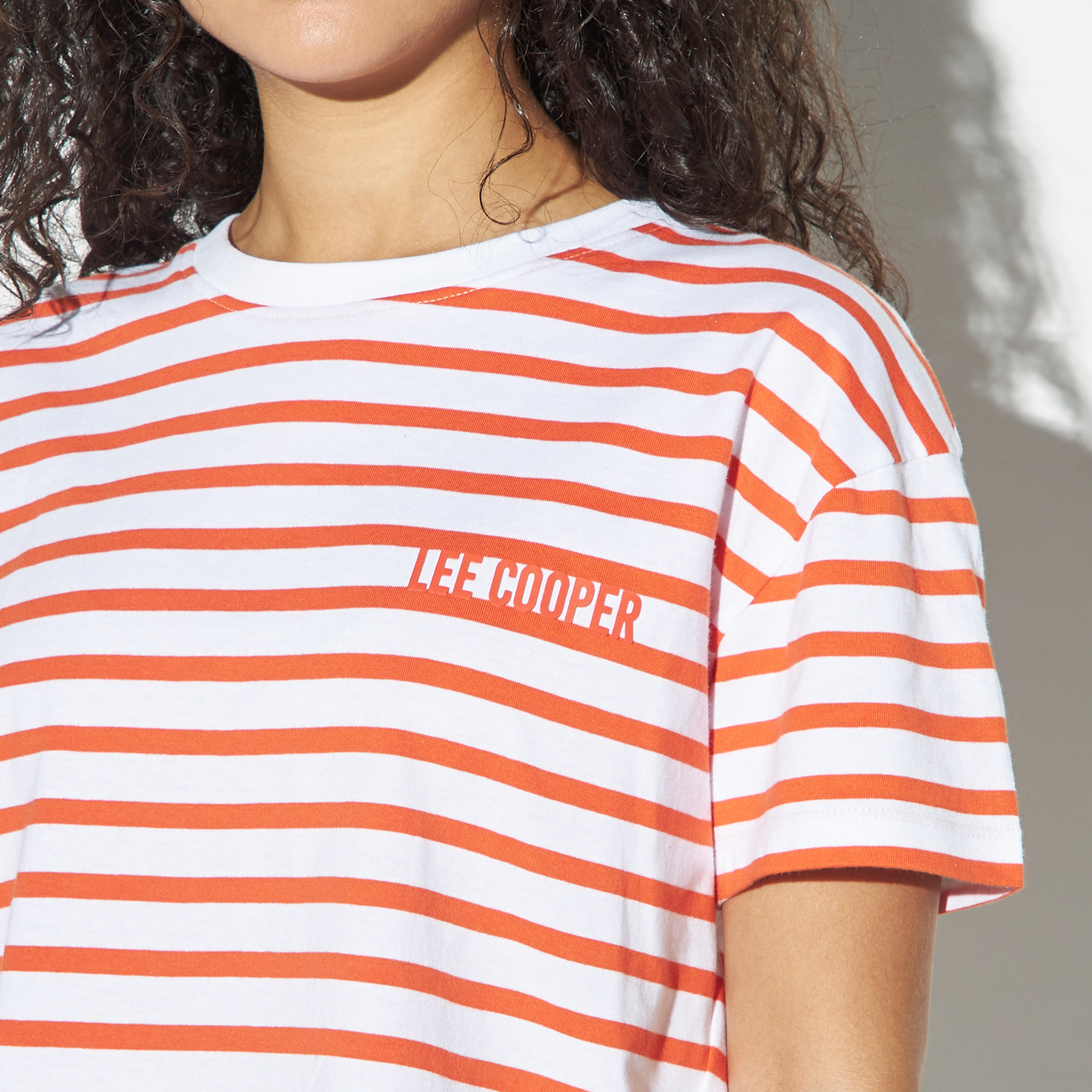 تيشيرت مخطط بياقة ضيّقة وأكمام قصيرة من لي كوبر-women-clothing-tshirts-image-4