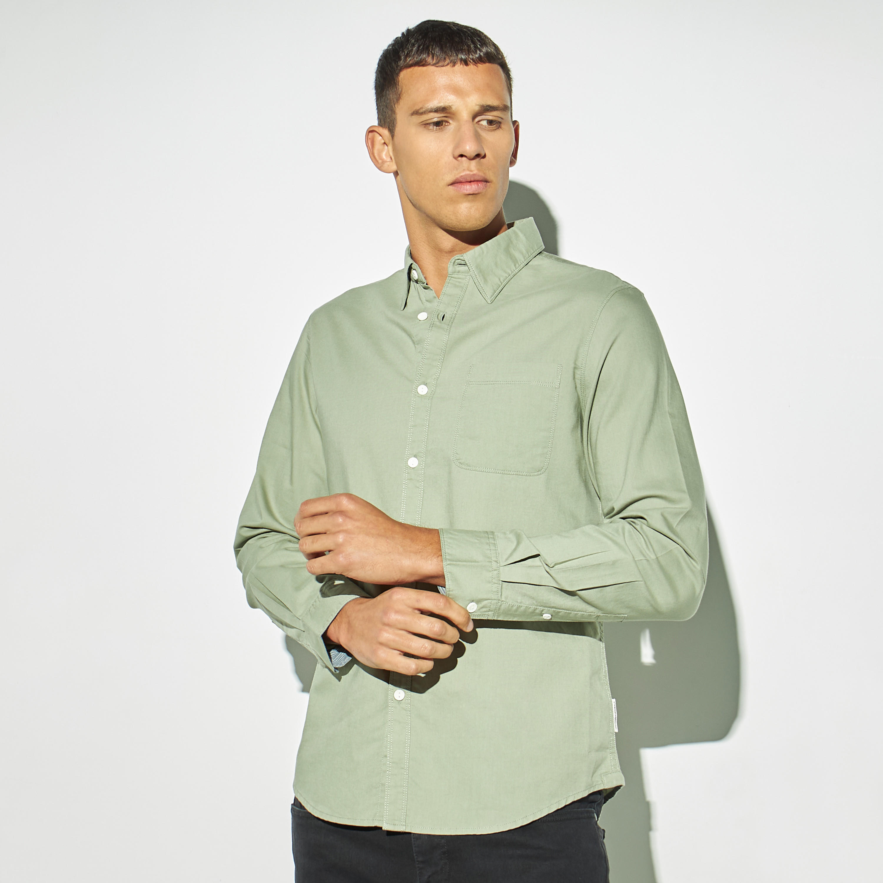 قميص أكسفورد سادة بأكمام طويلة وجيب من لي كوبر-men-clothing-shirts-image-1