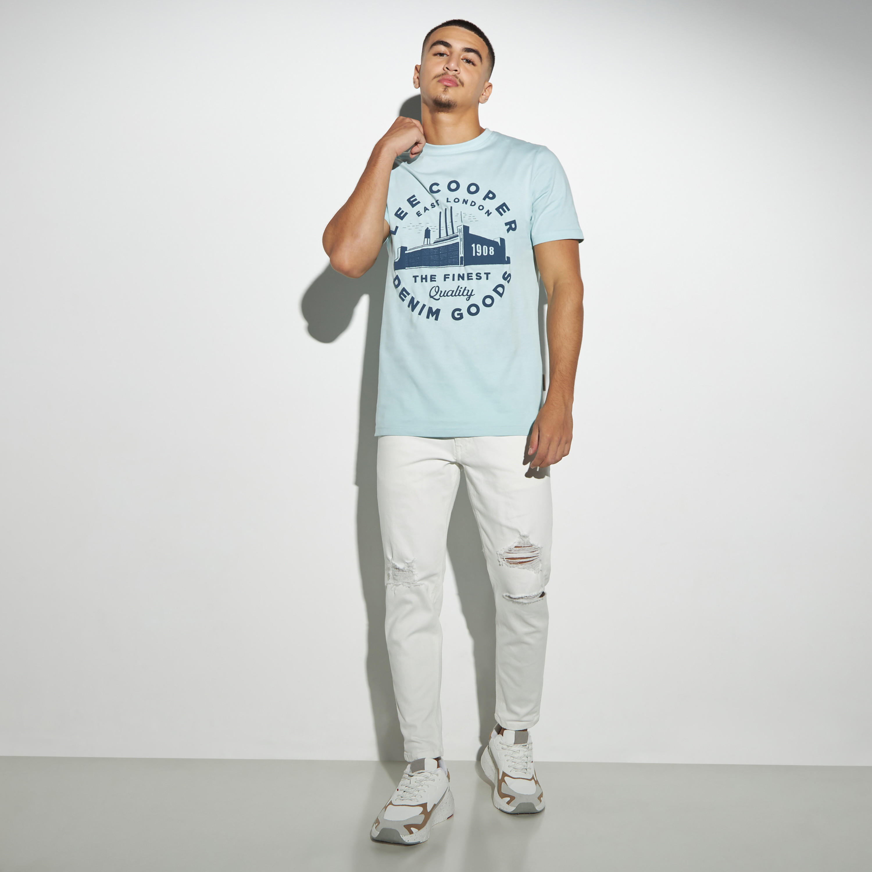 تيشيرت بياقة ضيّقة وأكمام قصيرة وطبعات من لي كوبر-men-clothing-tshirtsandpolos-tshirts-image-2