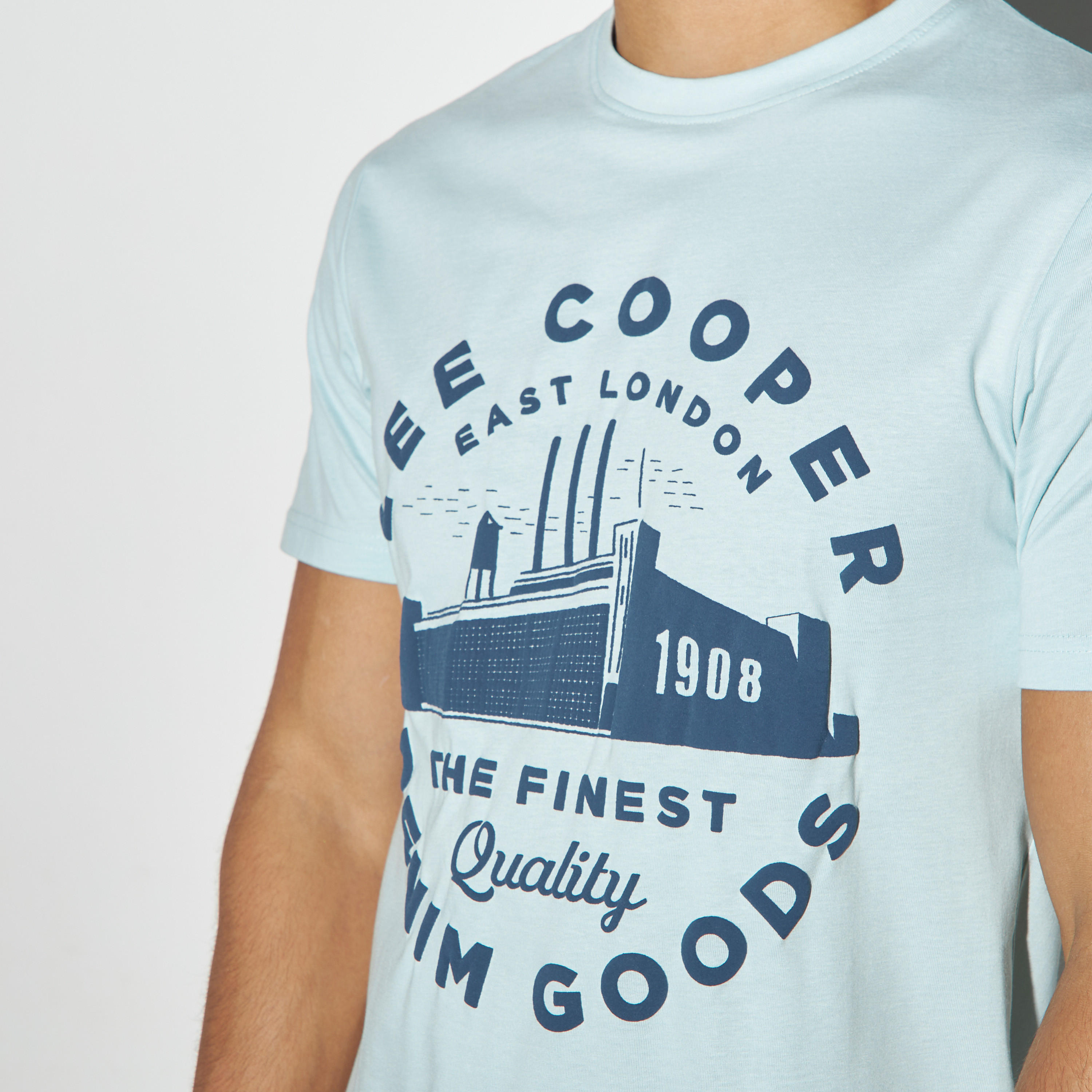 تيشيرت بياقة ضيّقة وأكمام قصيرة وطبعات من لي كوبر-men-clothing-tshirtsandpolos-tshirts-image-4