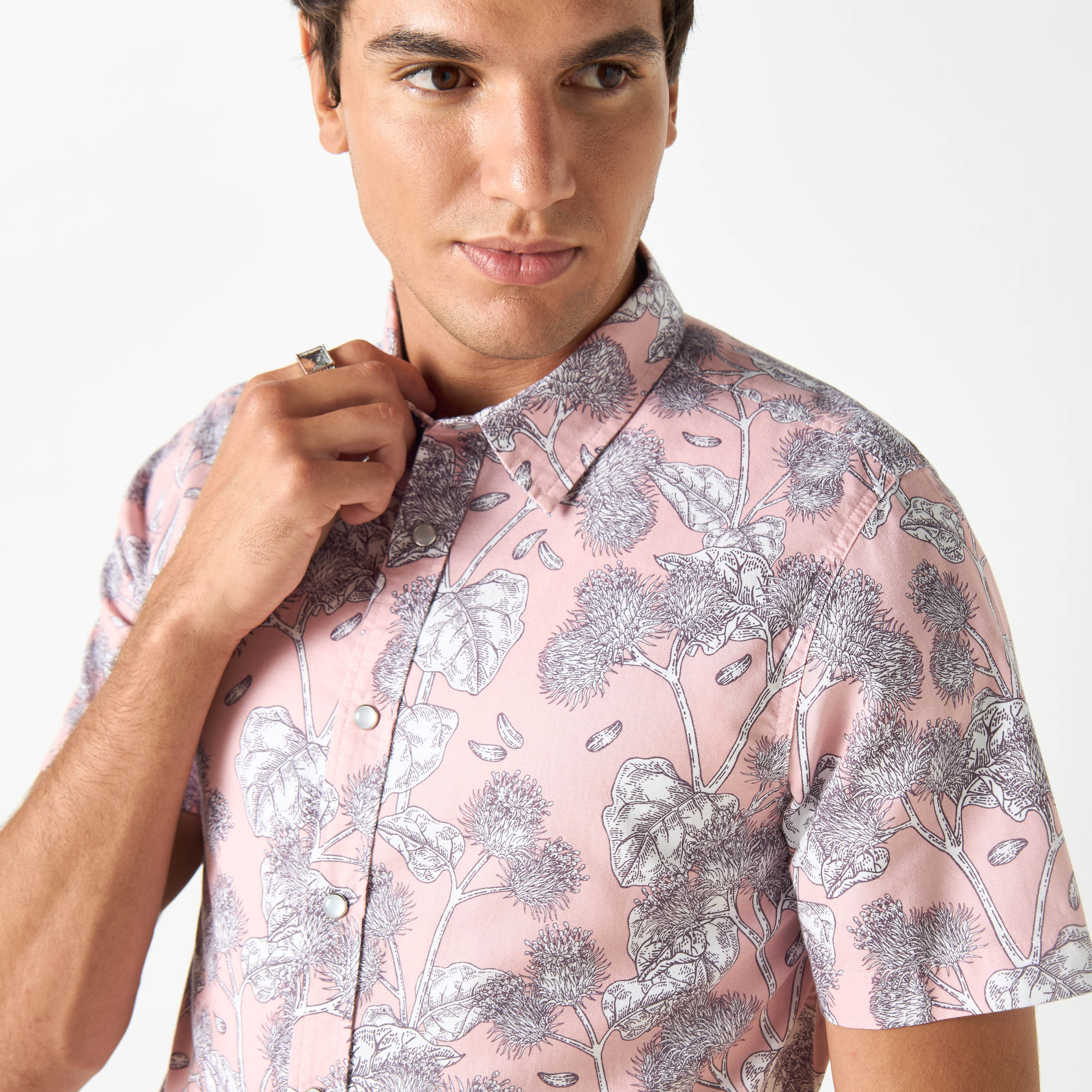 فستان بأكمام قصيرة وطبعات أزهار بقياس عادي من لي كوبر-men-clothing-shirts-image-4