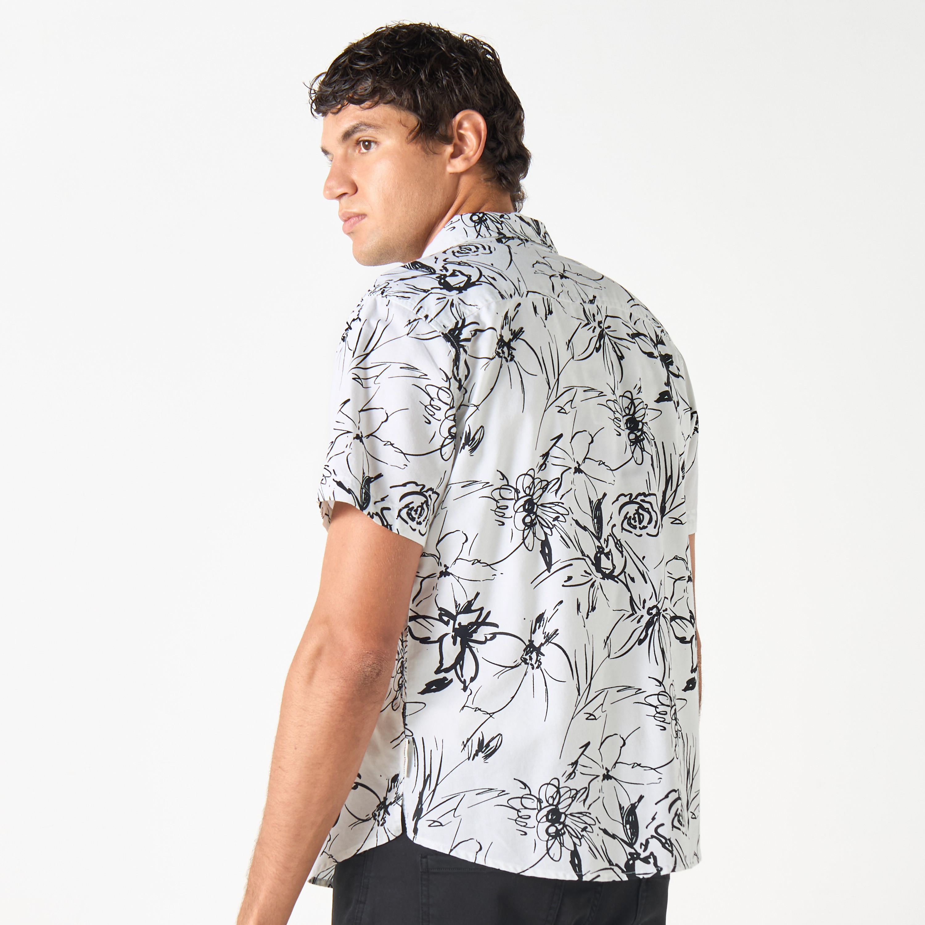 فستان بأكمام قصيرة وطبعات أزهار بقياس عادي من لي كوبر-men-clothing-shirts-image-8