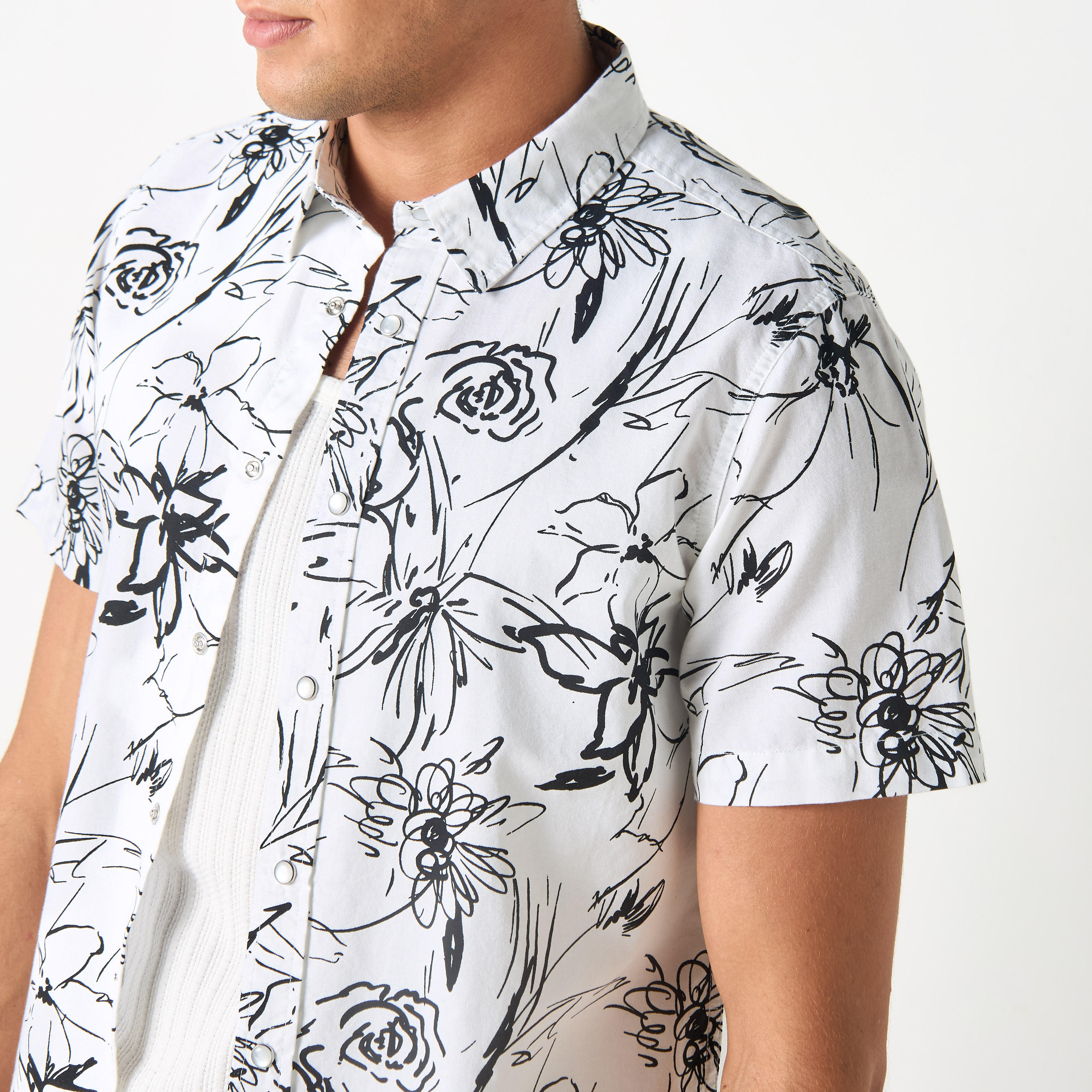 فستان بأكمام قصيرة وطبعات أزهار بقياس عادي من لي كوبر-men-clothing-shirts-image-9