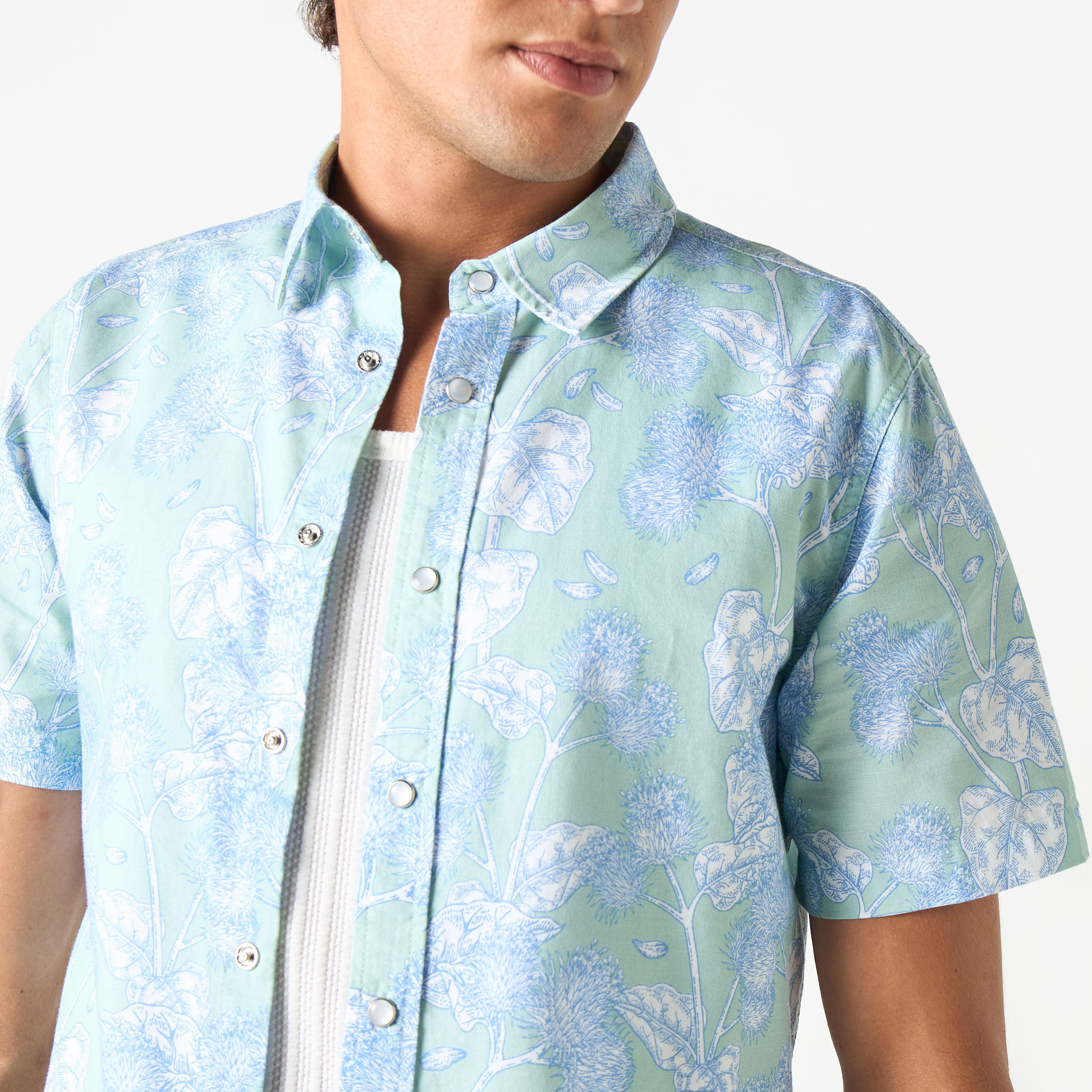 فستان بأكمام قصيرة وطبعات أزهار بقياس عادي من لي كوبر-men-clothing-shirts-image-15