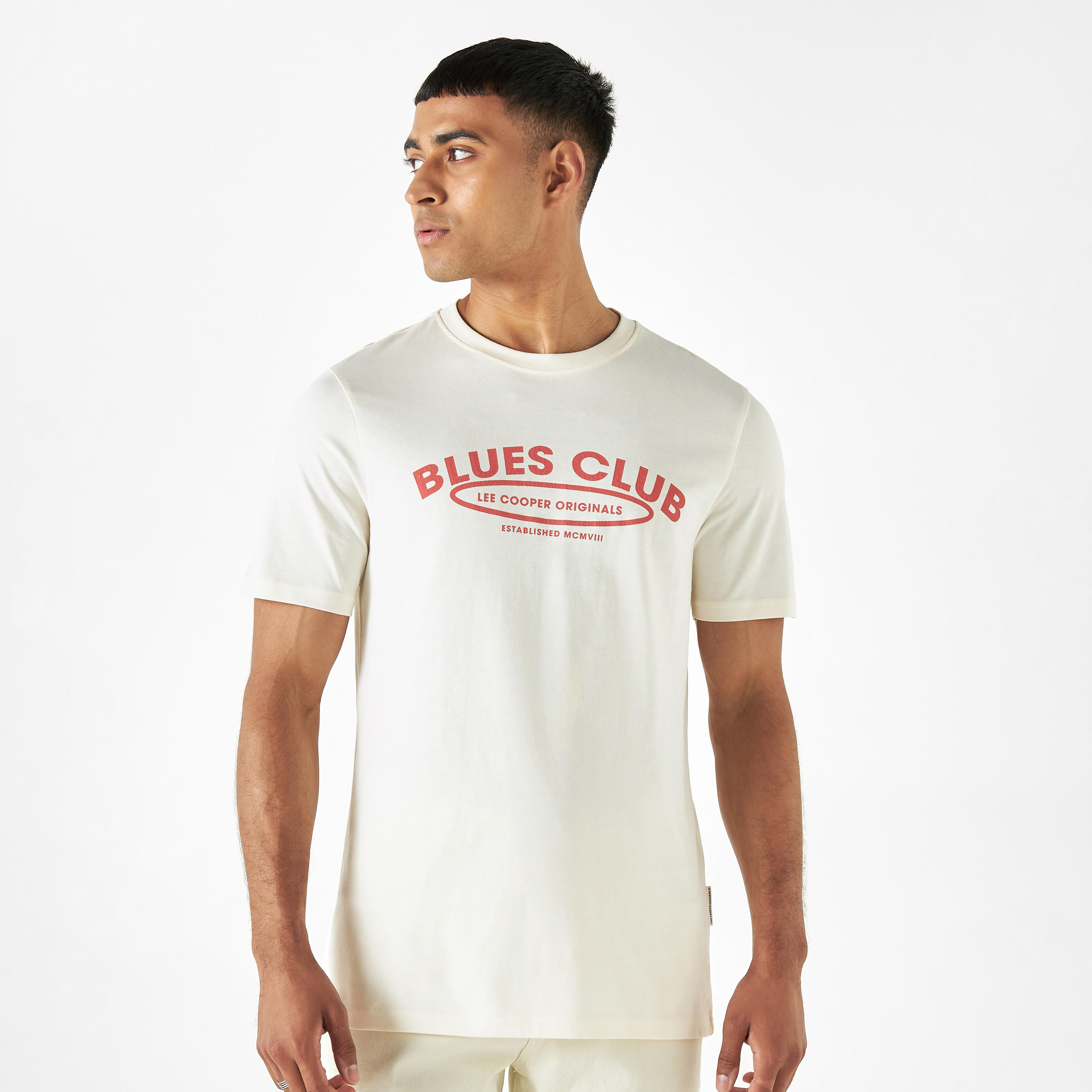 تيشيرت بياقة ضيّقة وأكمام قصيرة وتفاصيل شعار من لي كوبر-men-clothing-tshirtsandpolos-tshirts-image-6